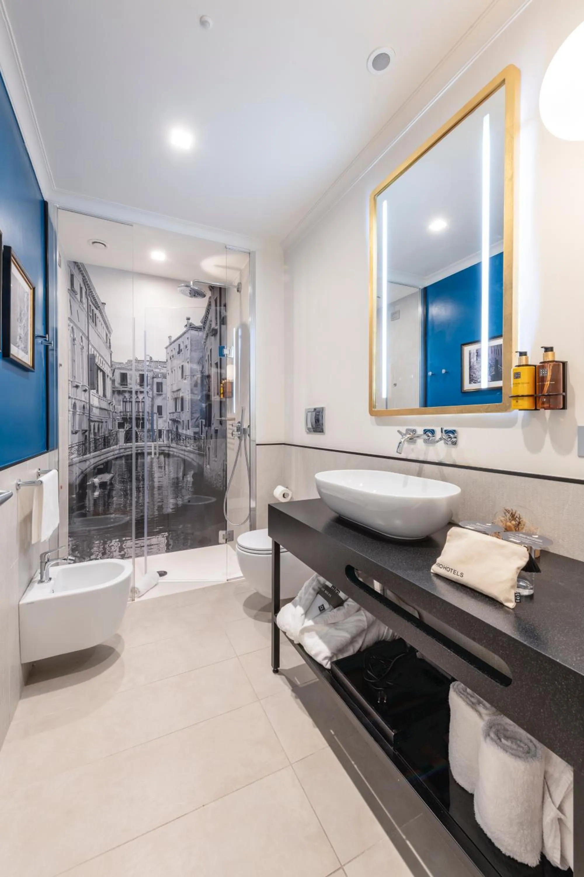 Bathroom in H10 Palazzo Canova