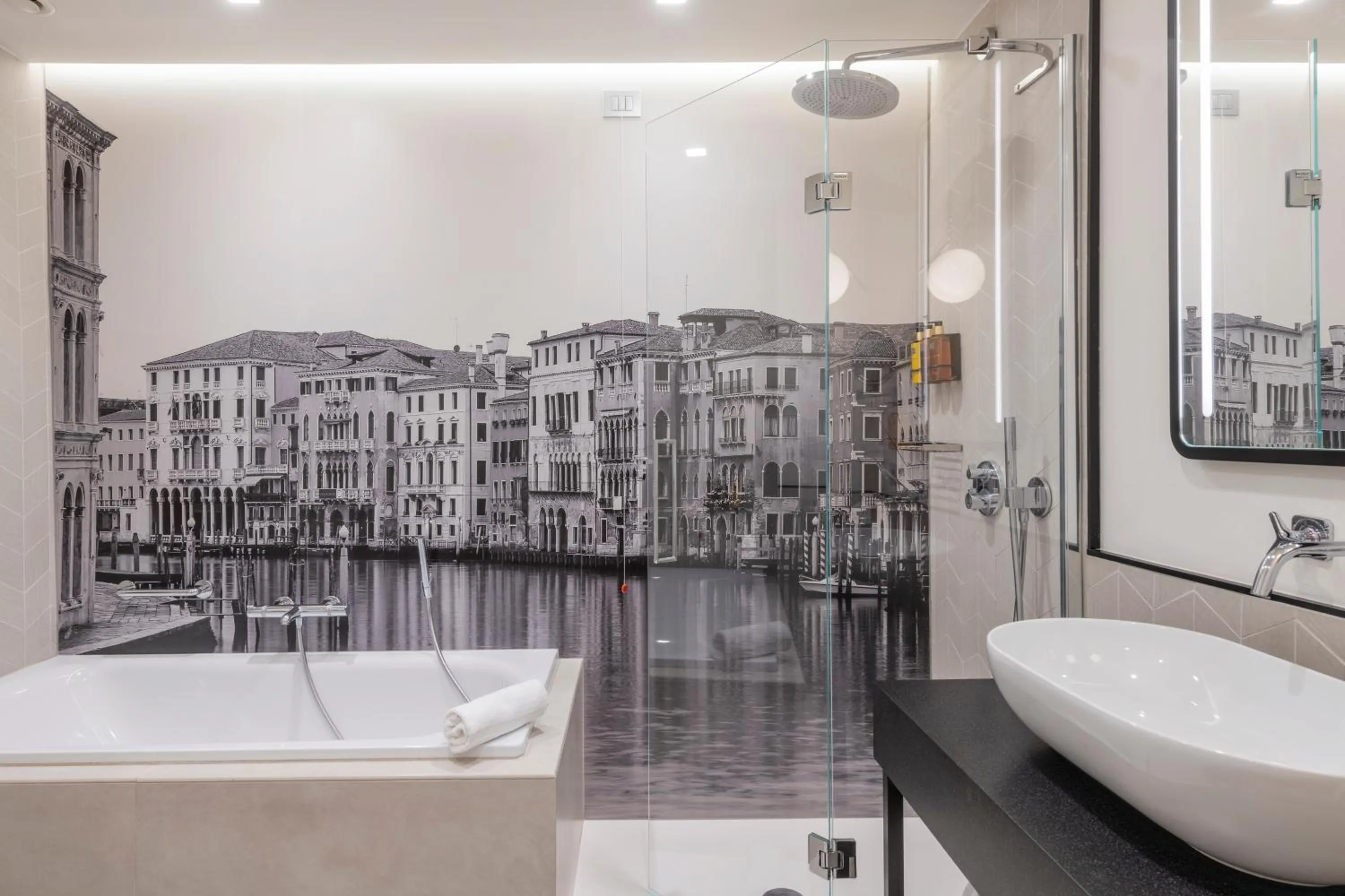 Shower in H10 Palazzo Canova