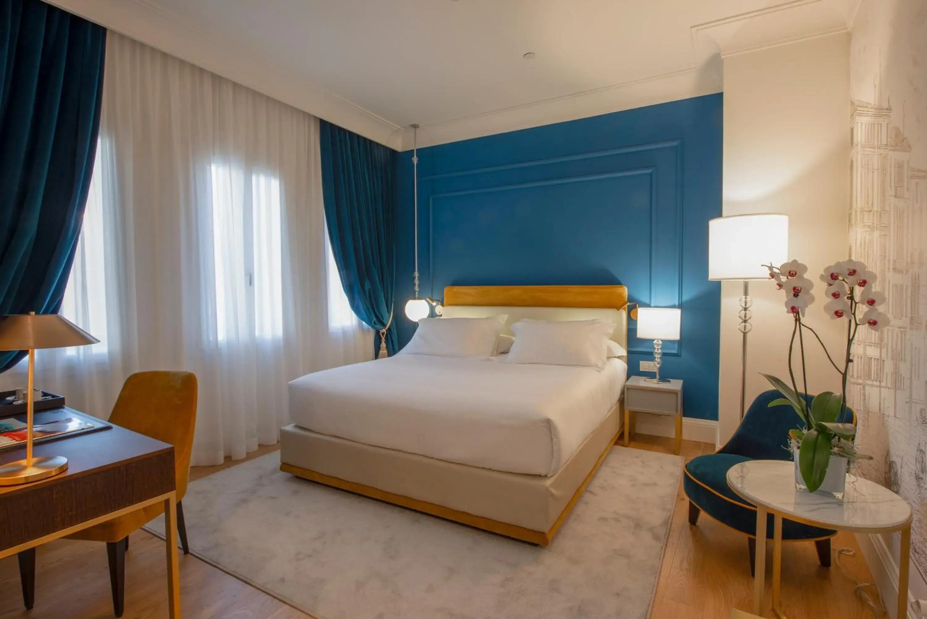 Superior Double Room with Partial Canal View in H10 Palazzo Canova Superior Double Room with Partial Canal View in H10 Palazzo Canova