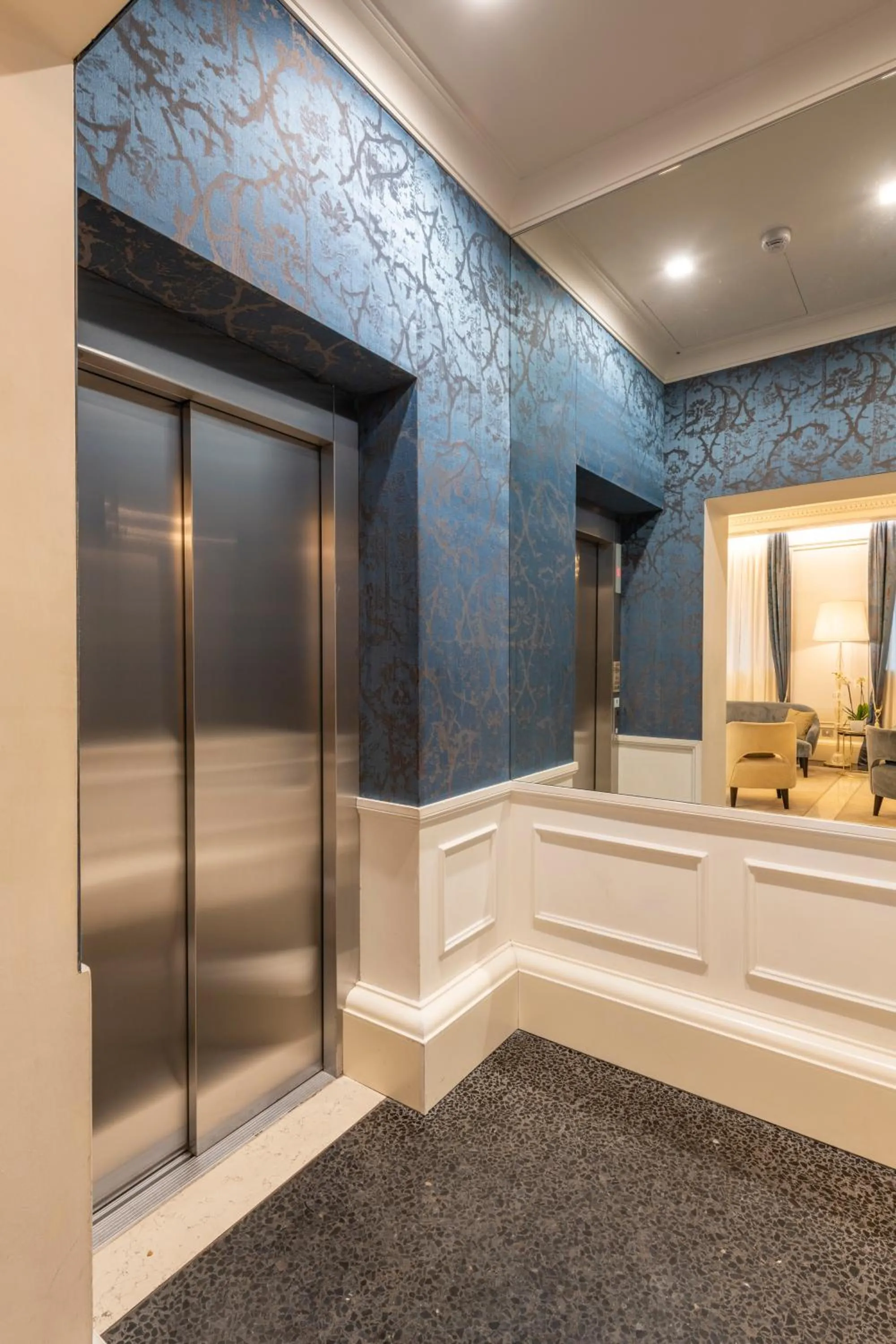 elevator in H10 Palazzo Canova