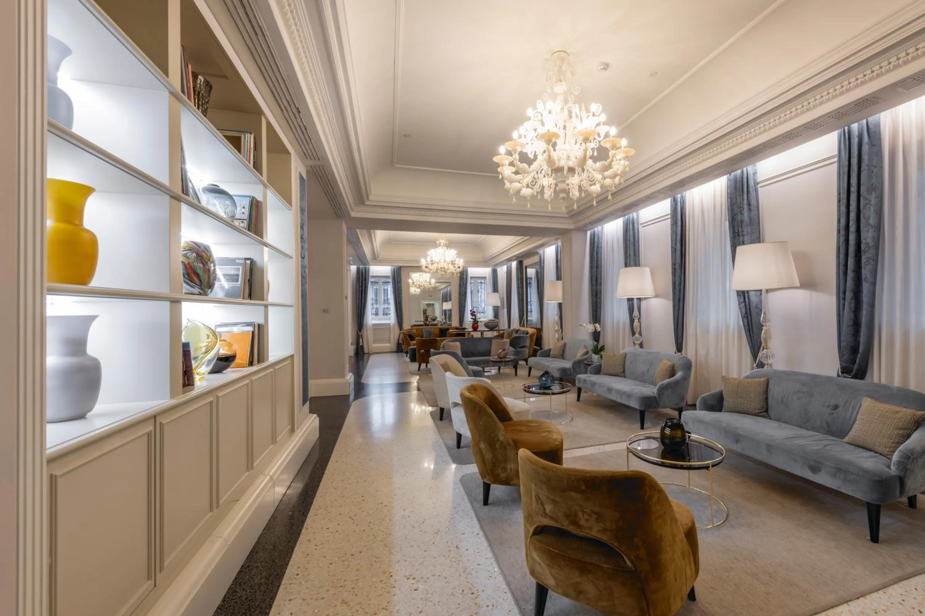 Lobby or reception in H10 Palazzo Canova