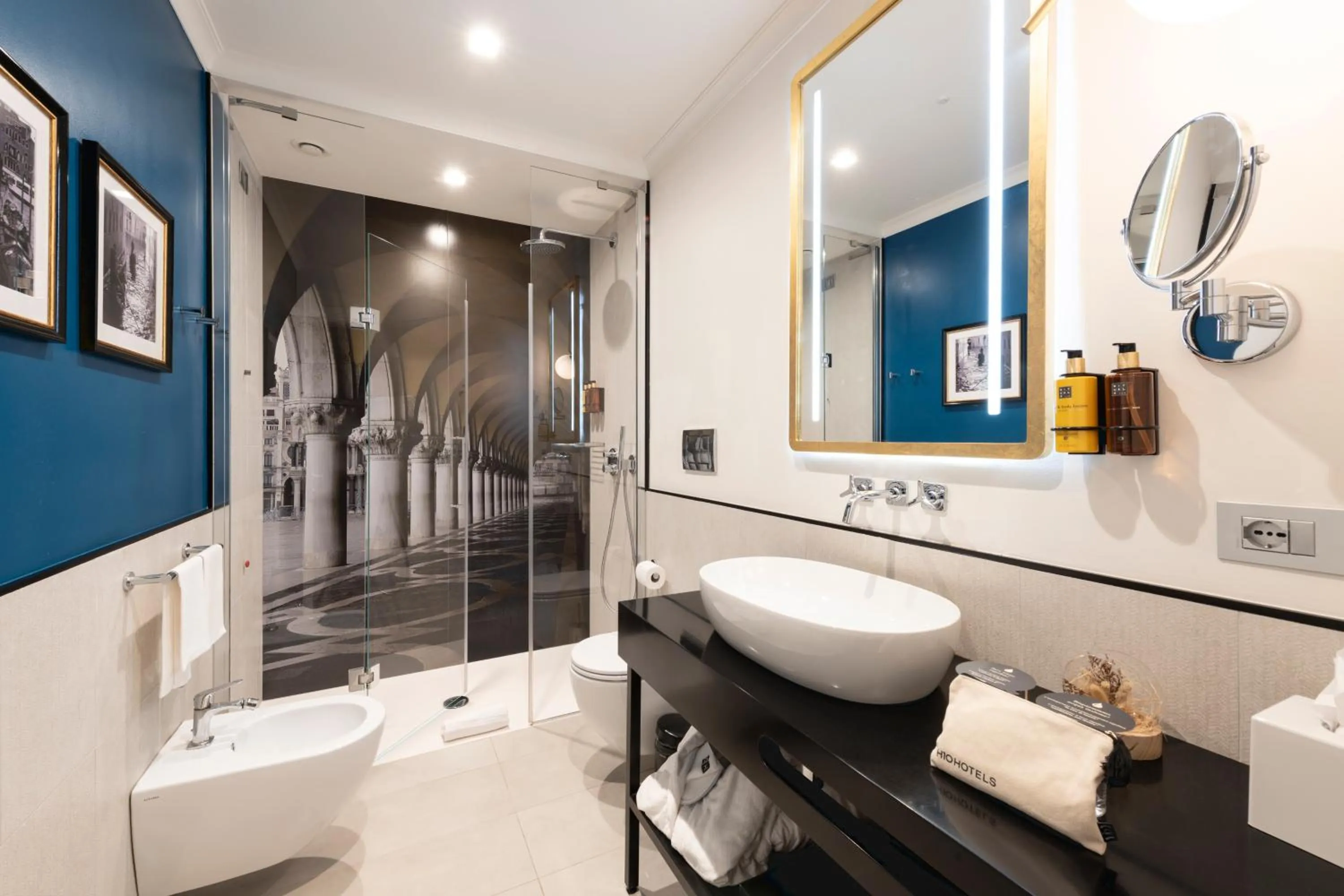 Shower in H10 Palazzo Canova