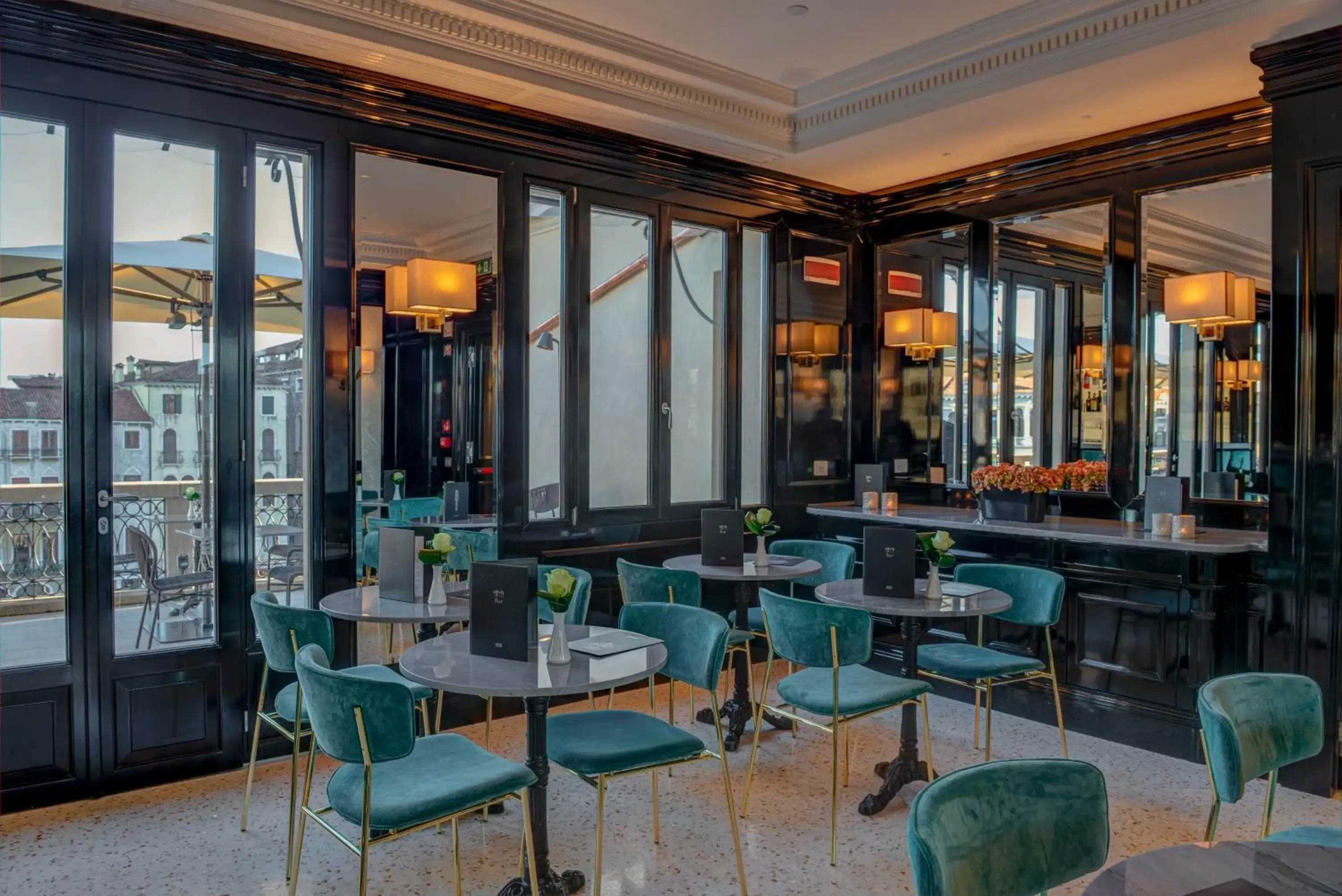 Lounge or bar in H10 Palazzo Canova Lounge or bar in H10 Palazzo Canova