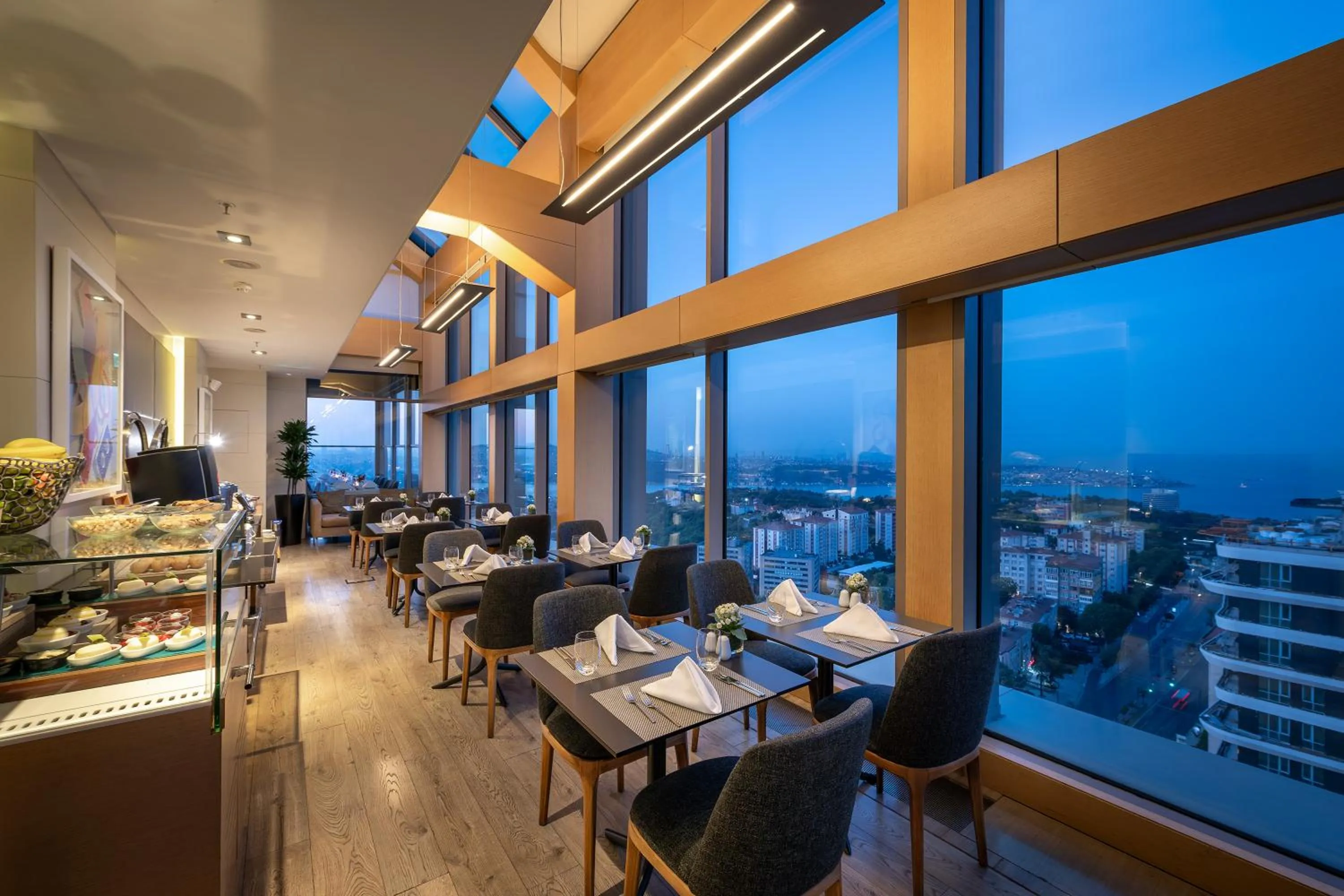 Lounge or bar in Renaissance Istanbul Polat Bosphorus Hotel