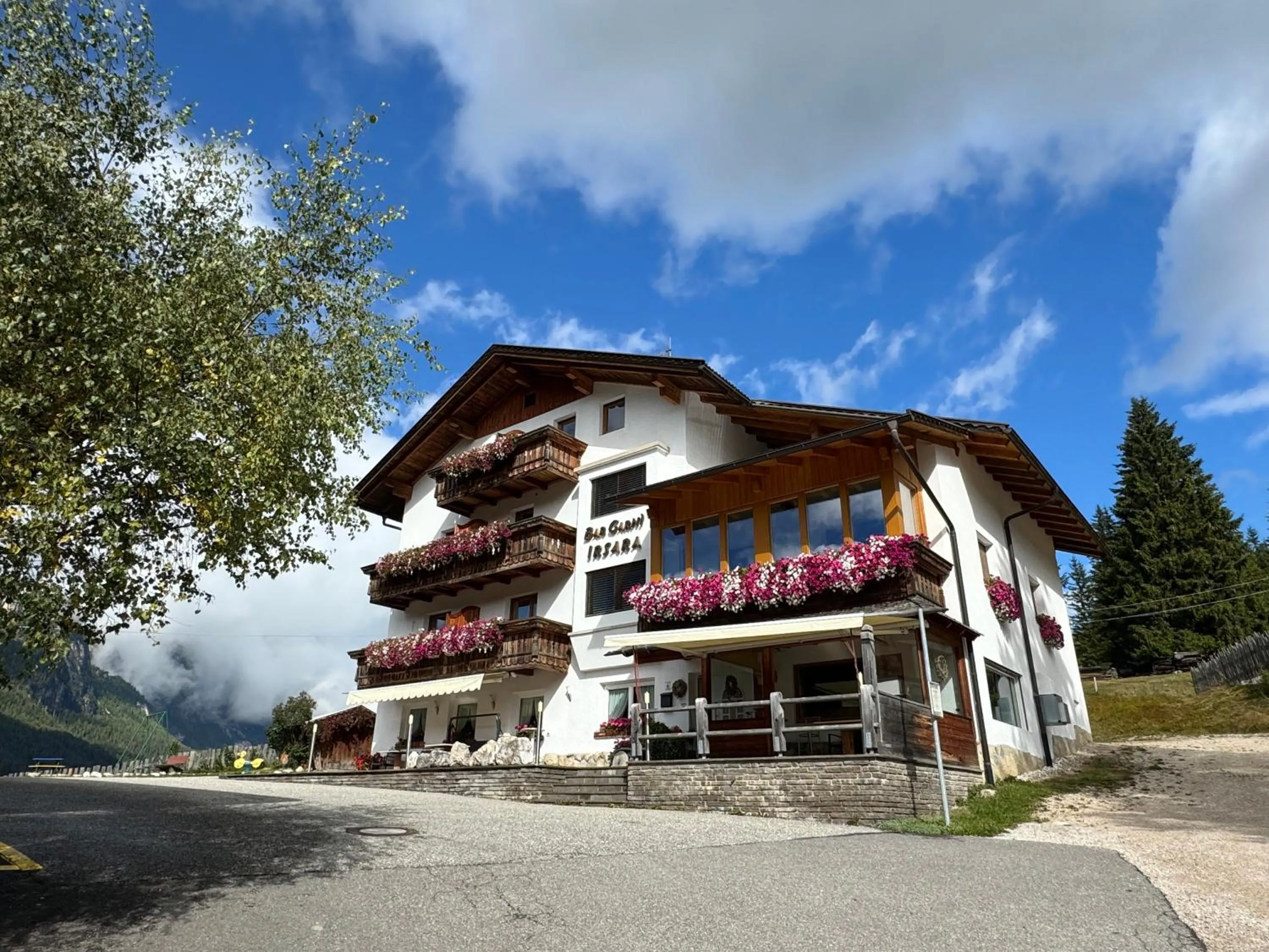 Property building in Garni Irsara