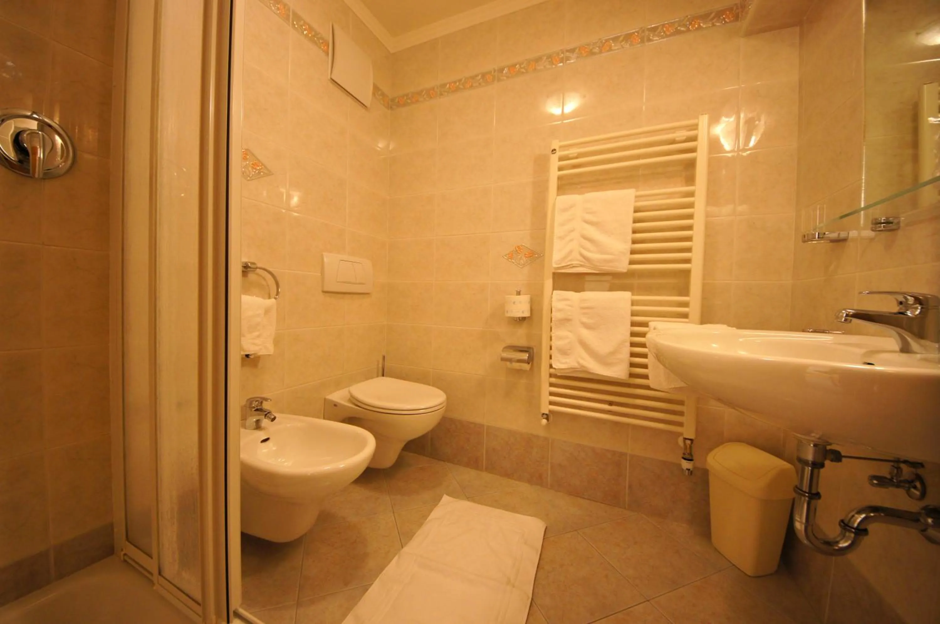 Shower in Garni Irsara
