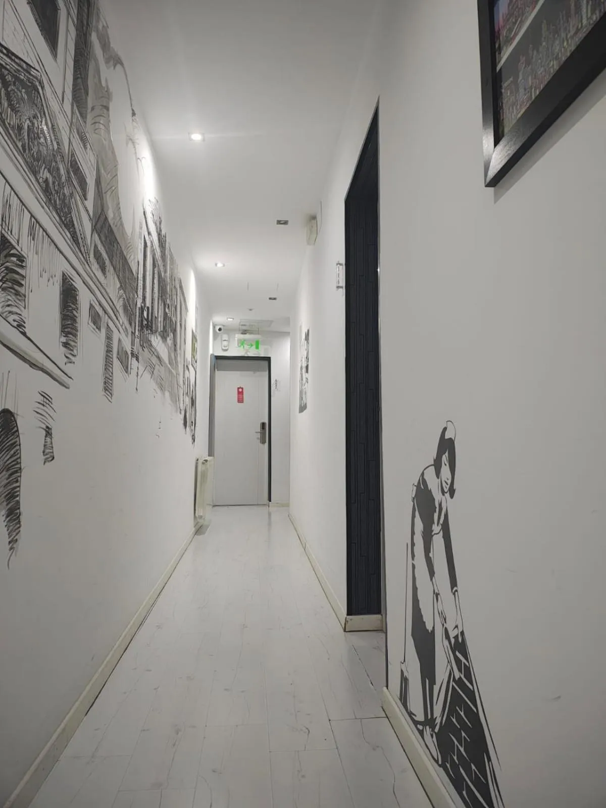 Property building in Hostal JQ Madrid 1