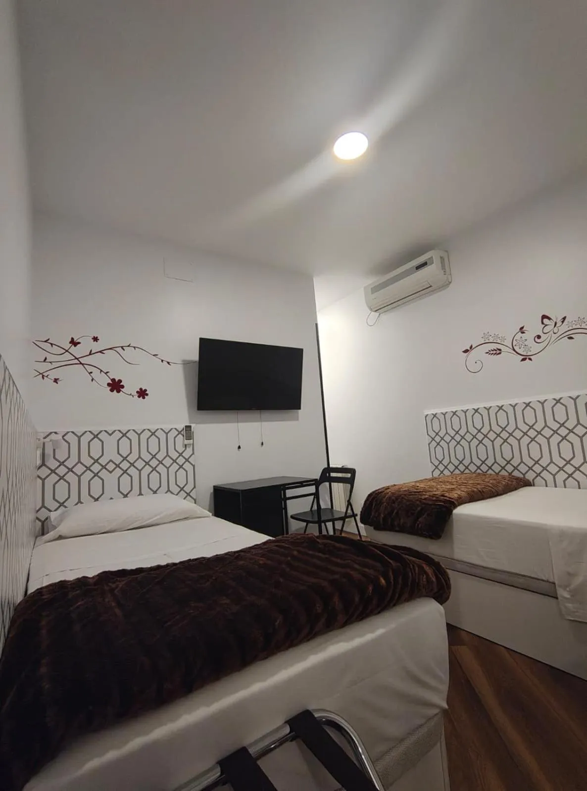 Bedroom, Bed in Hostal JQ Madrid 1