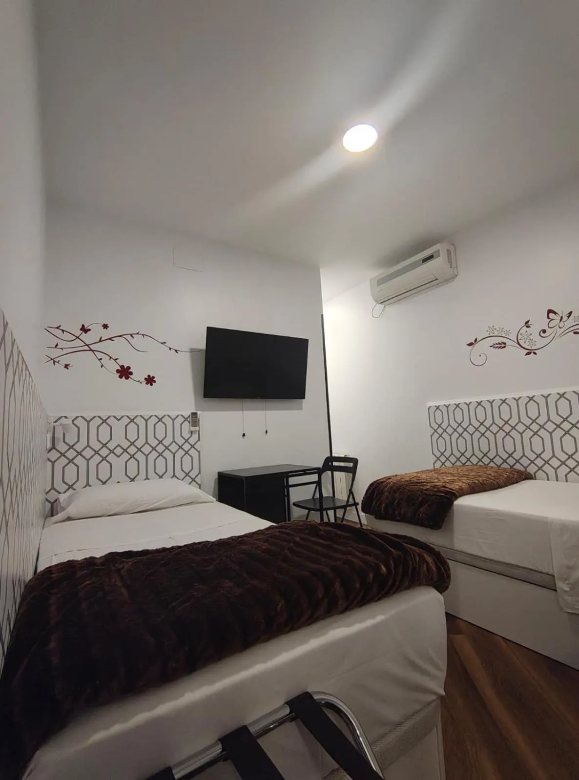 Bedroom, Bed in Hostal JQ Madrid 1