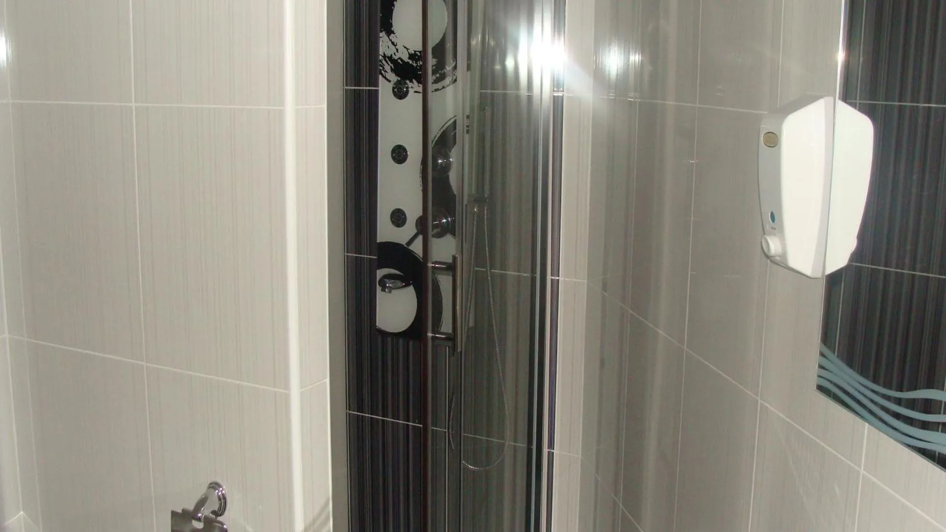 Bathroom in Hostal JQ Madrid 1