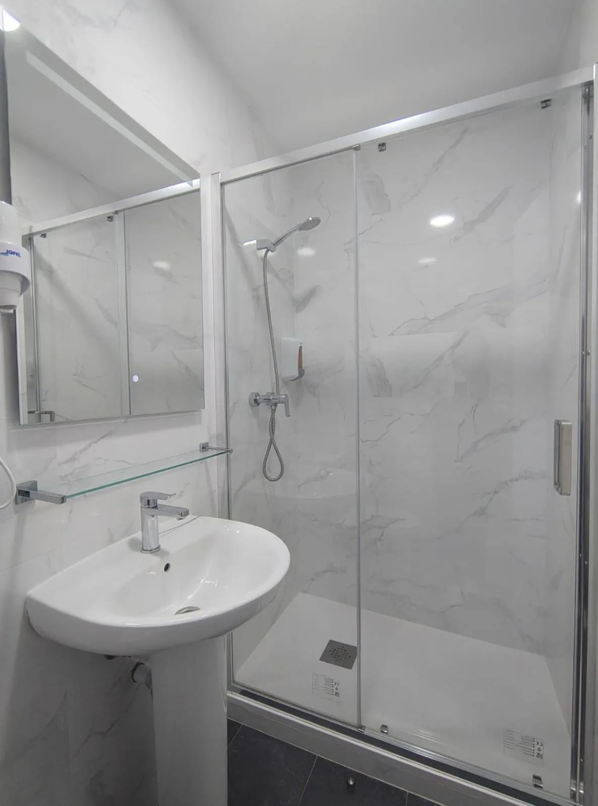 Shower in Hostal JQ Madrid 1