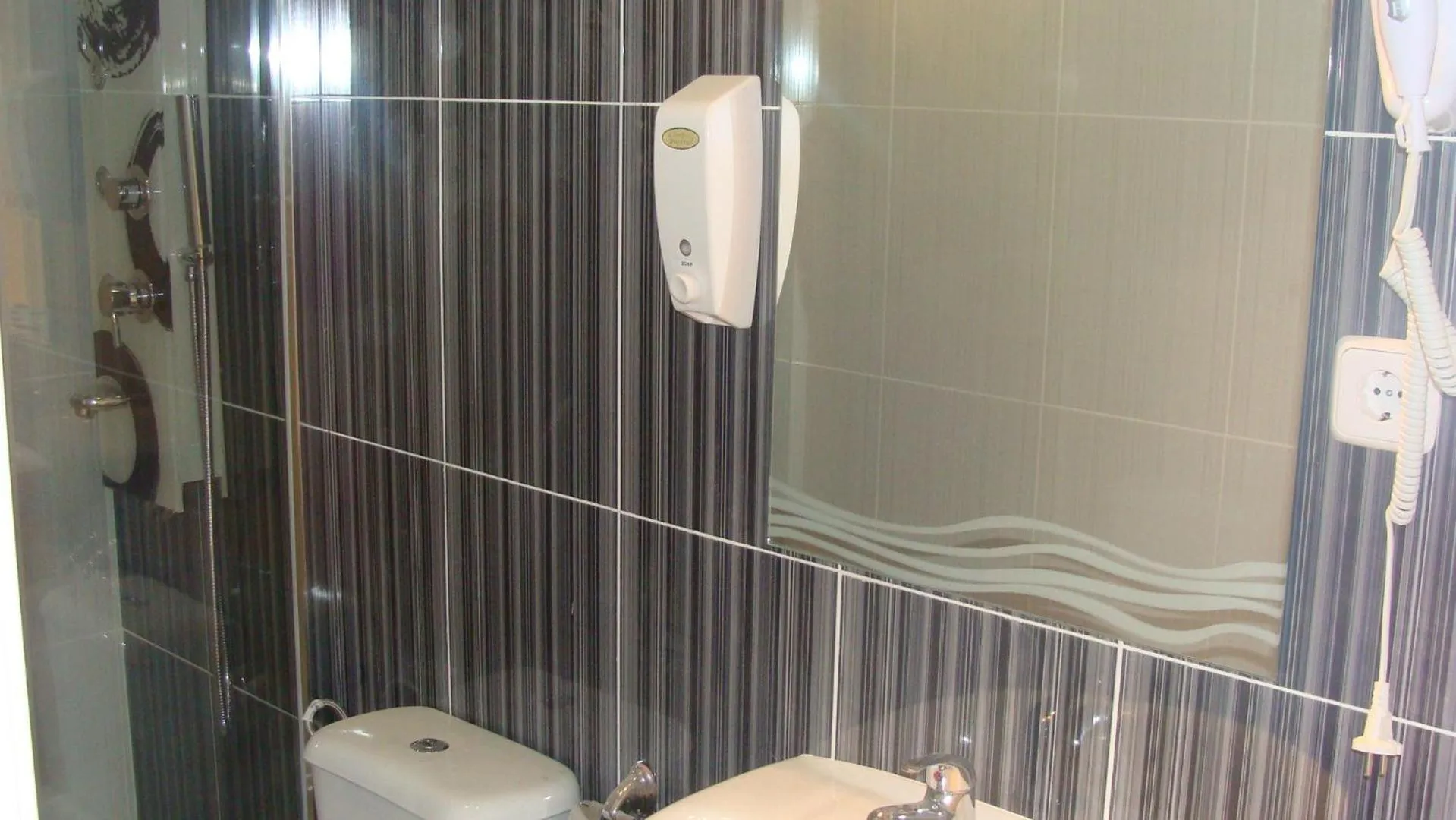 Bathroom in Hostal JQ Madrid 1