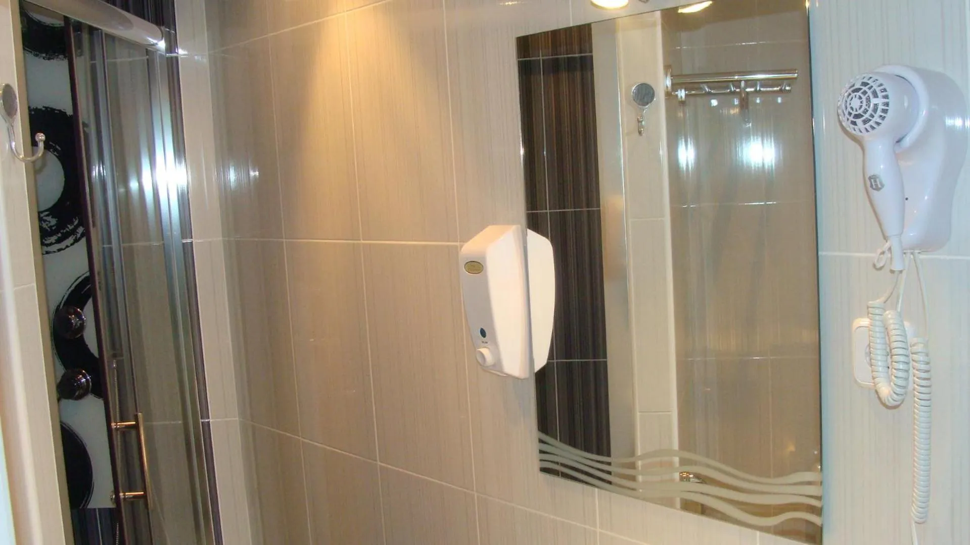 Bathroom in Hostal JQ Madrid 1