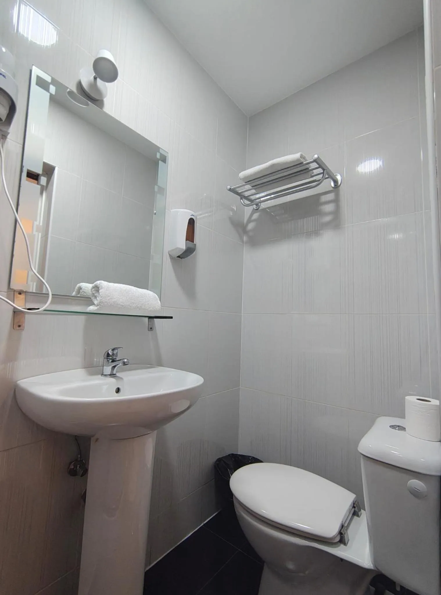 Shower in Hostal JQ Madrid 1