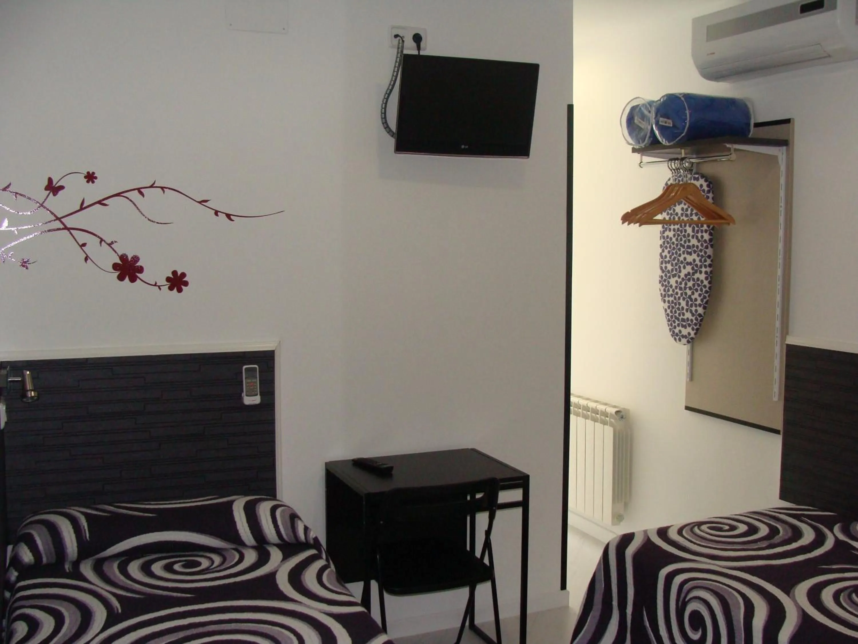 TV and multimedia, Bed in Hostal JQ Madrid 1