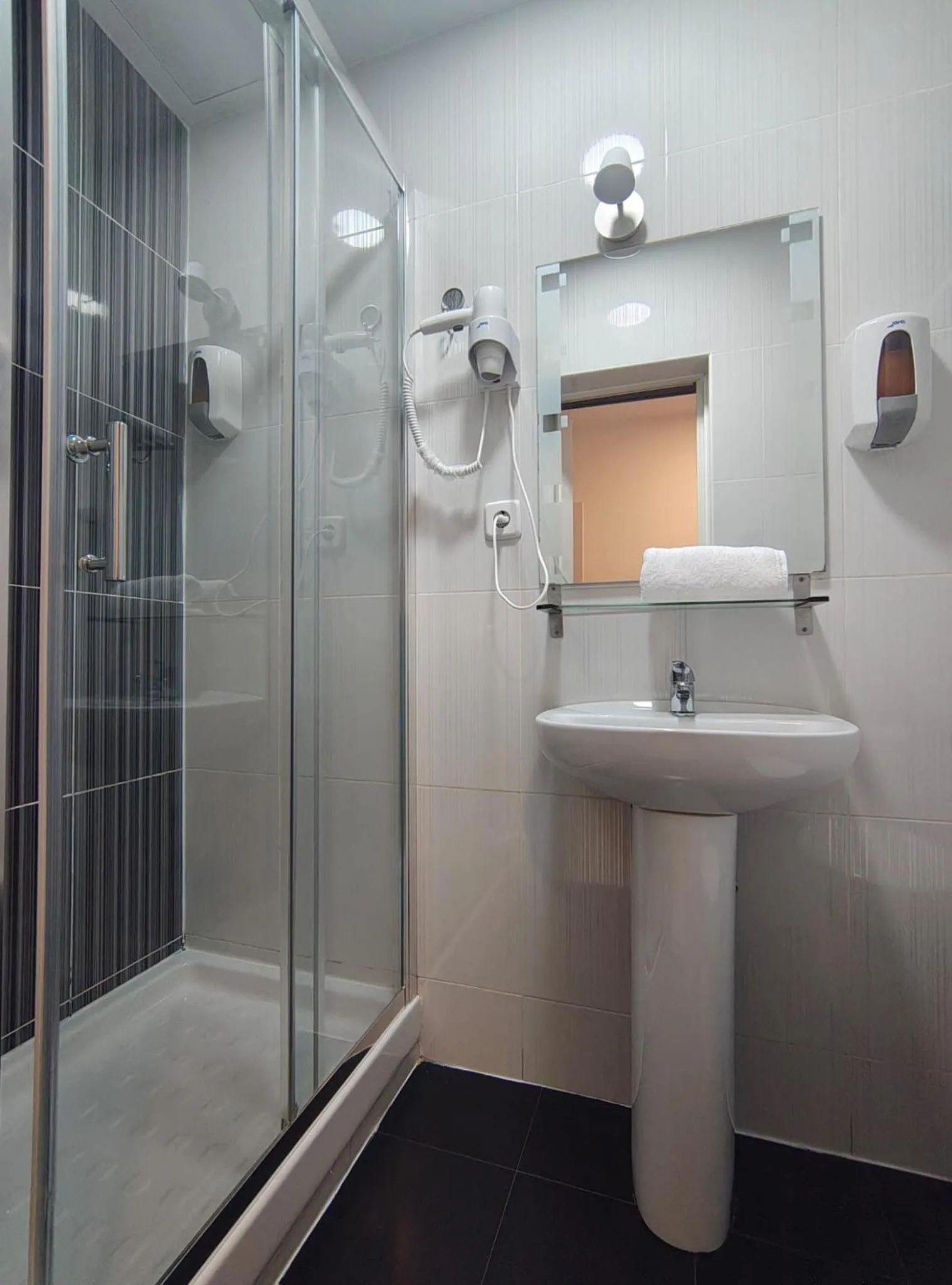 Shower in Hostal JQ Madrid 1