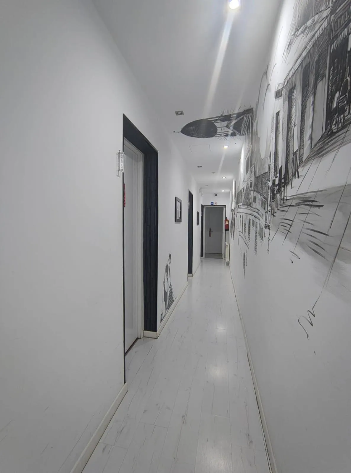 Property building in Hostal JQ Madrid 1