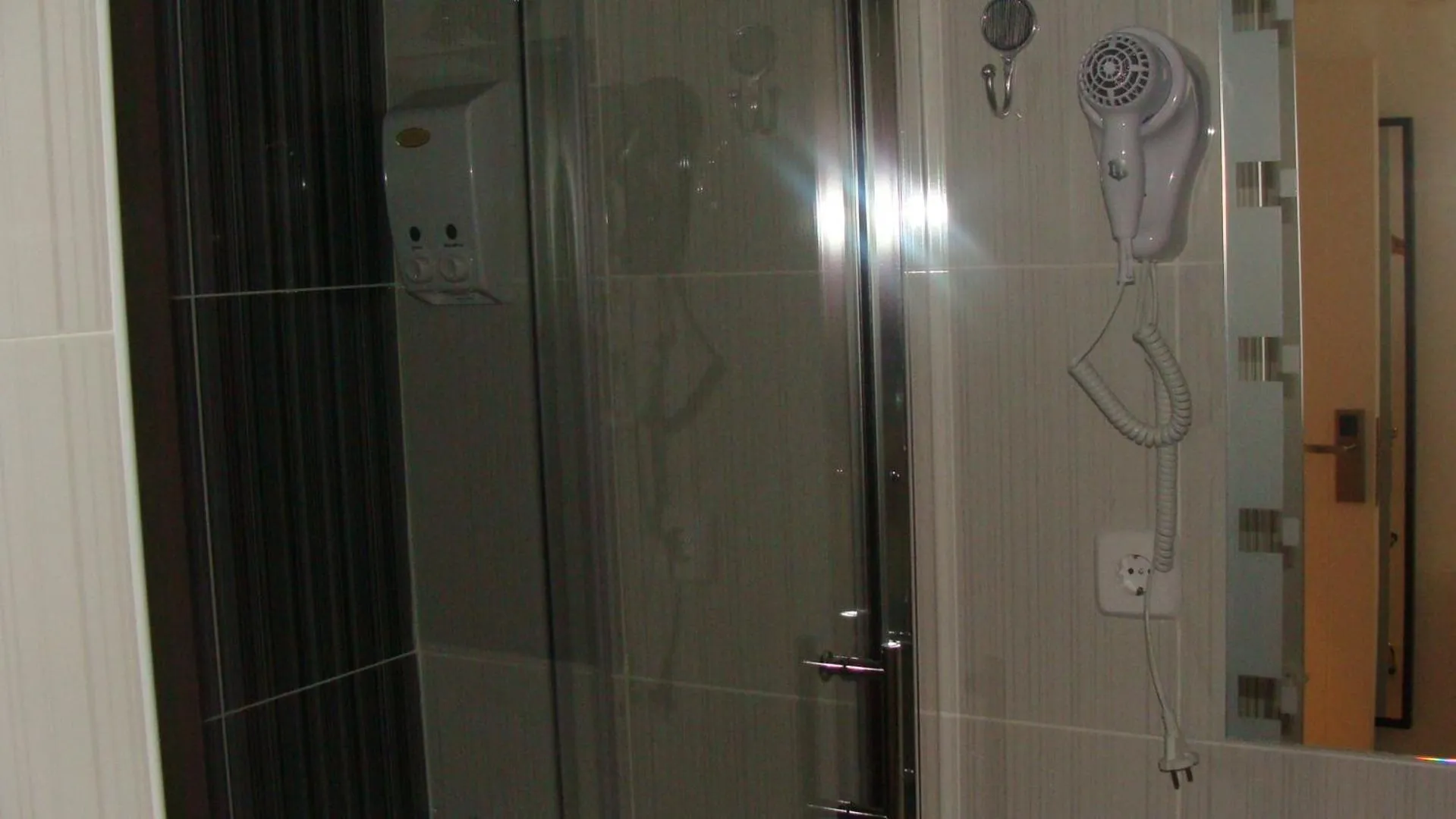 Bathroom in Hostal JQ Madrid 1