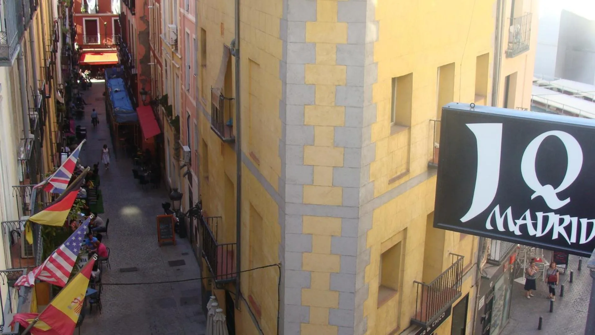 Property building in Hostal JQ Madrid 1