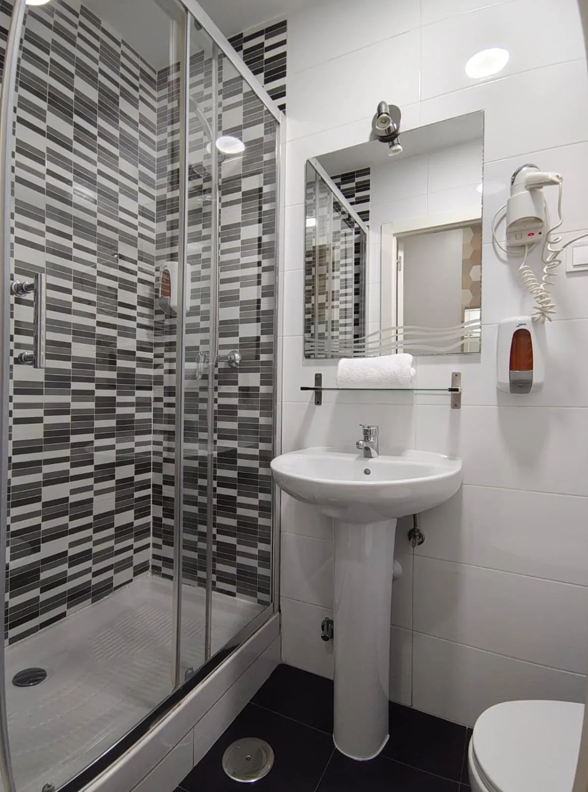 Bathroom in Hostal JQ Madrid 1