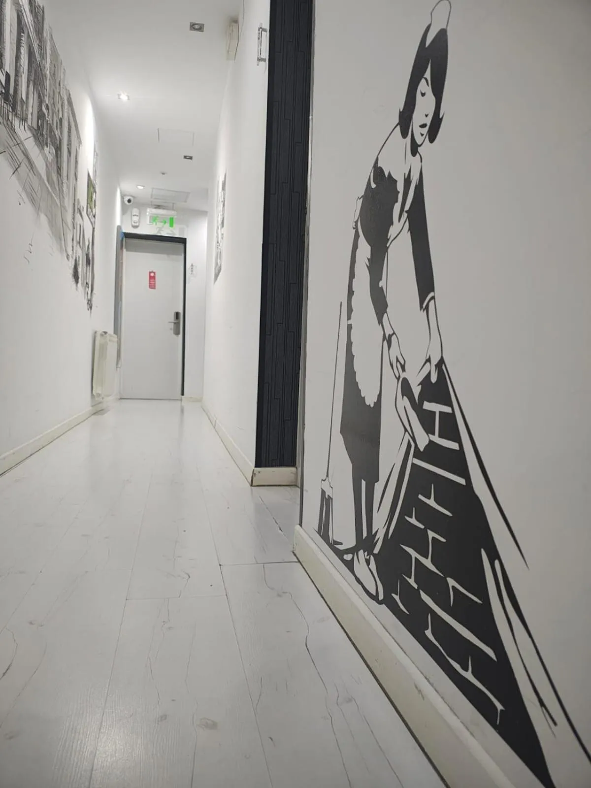 Property building in Hostal JQ Madrid 1