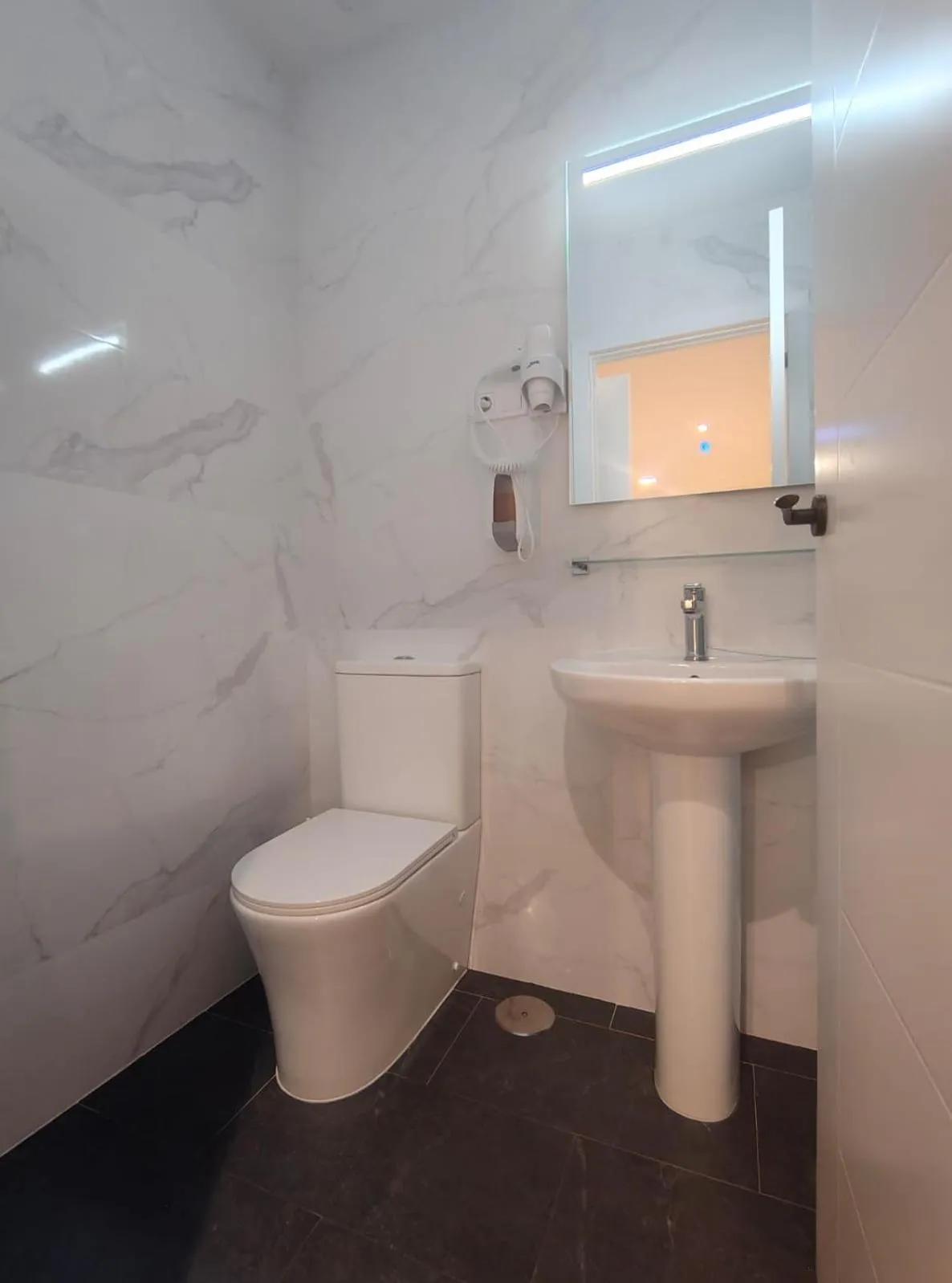 Toilet in Hostal JQ Madrid 1