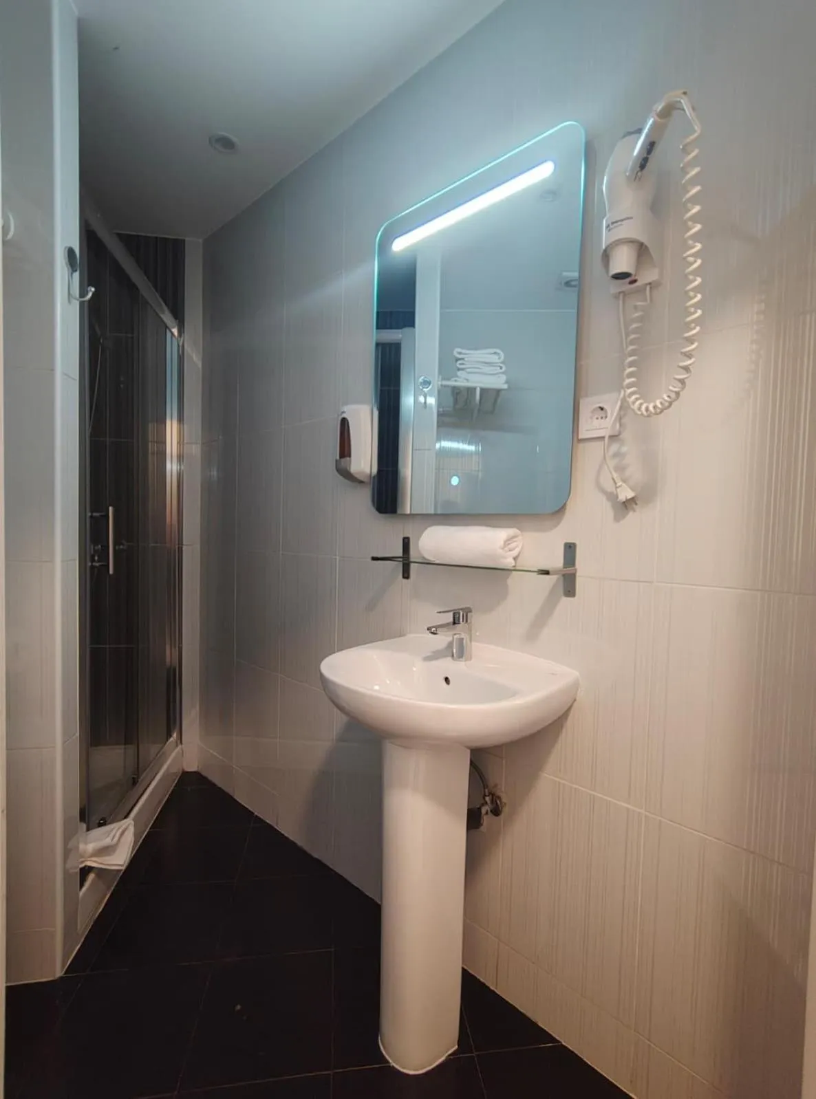 Shower in Hostal JQ Madrid 1