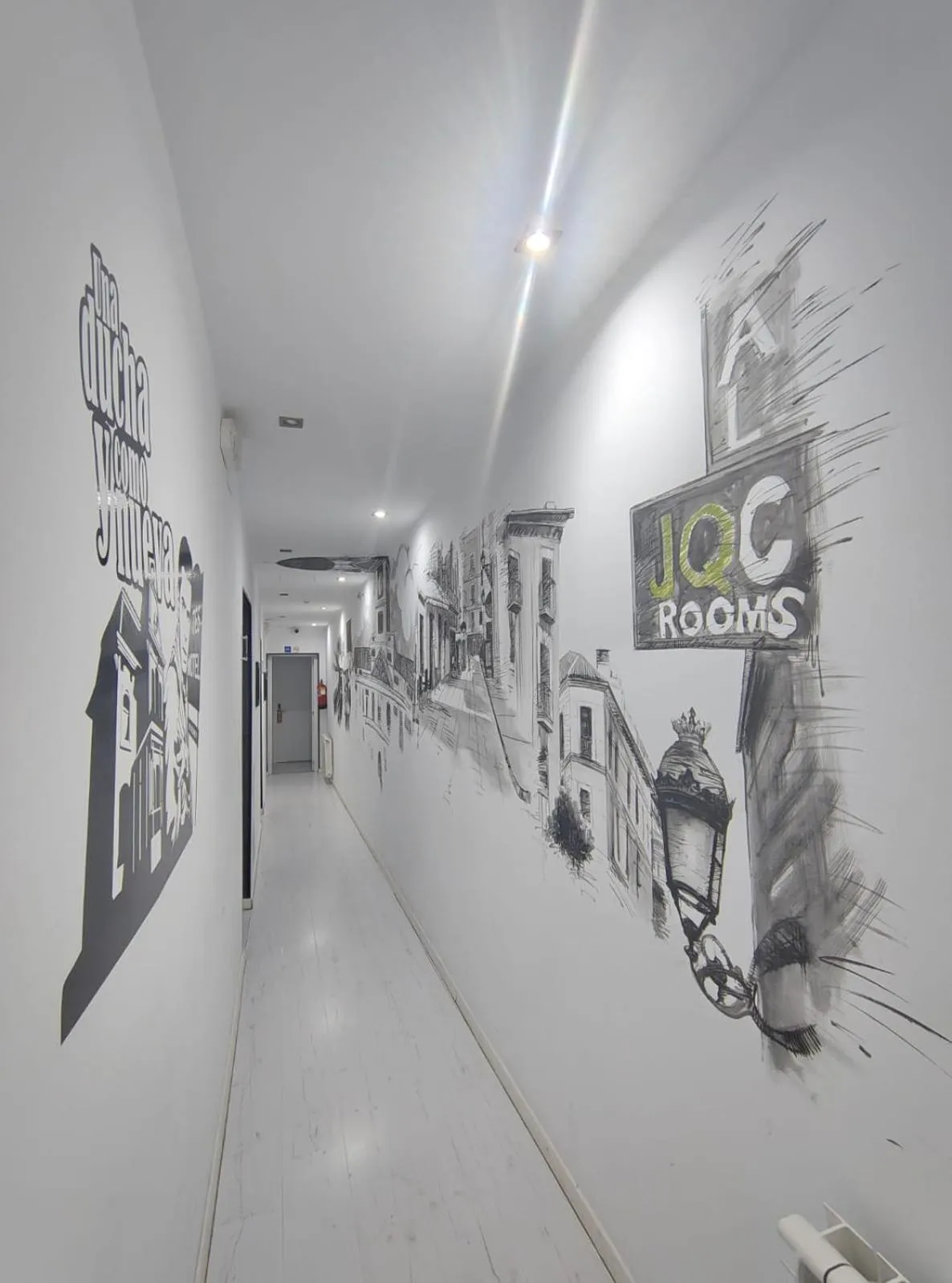 Property building in Hostal JQ Madrid 1