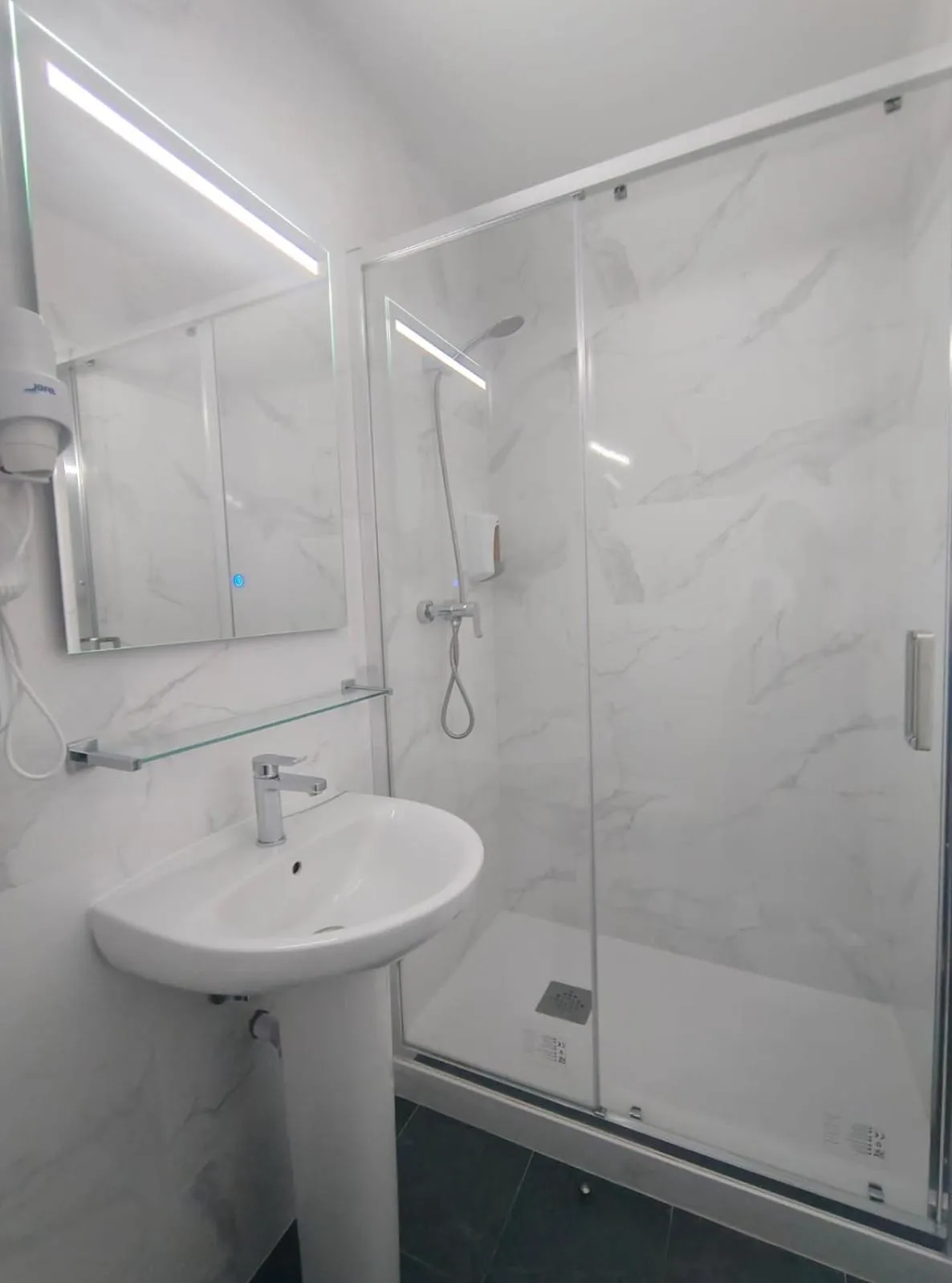 Shower in Hostal JQ Madrid 1