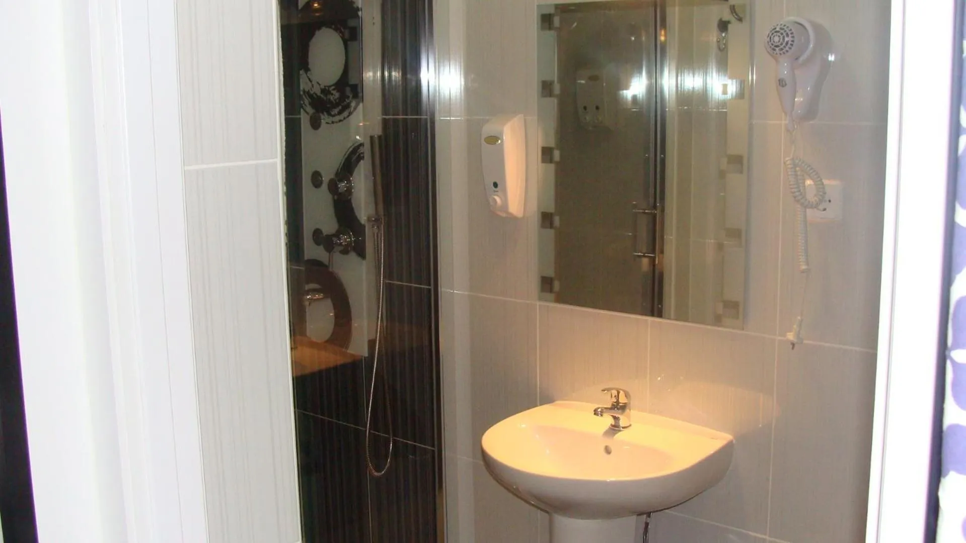 Bathroom in Hostal JQ Madrid 1