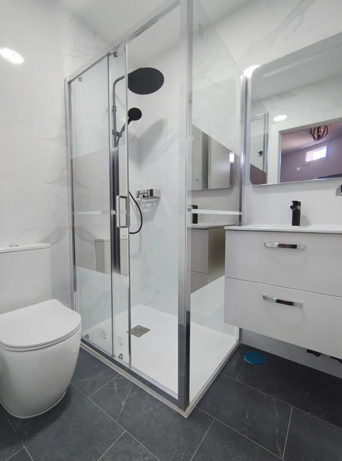 Shower in Hostal JQ Madrid 1