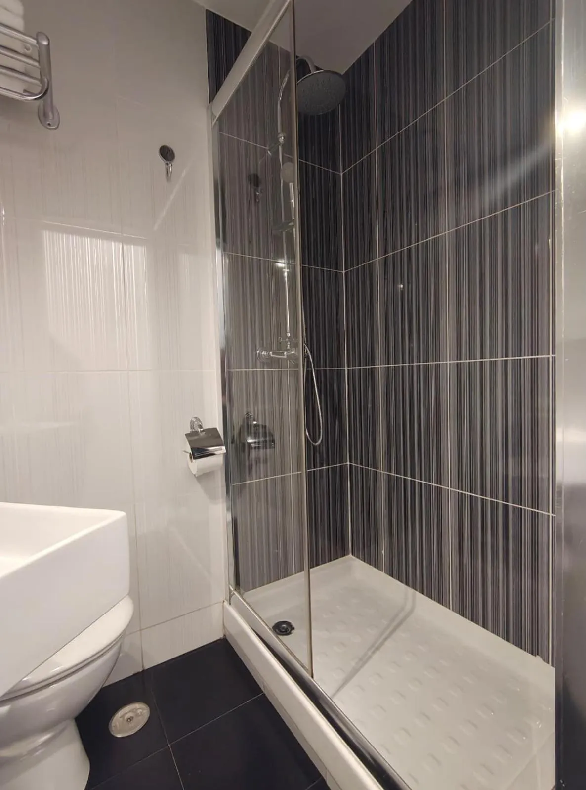 Shower in Hostal JQ Madrid 1