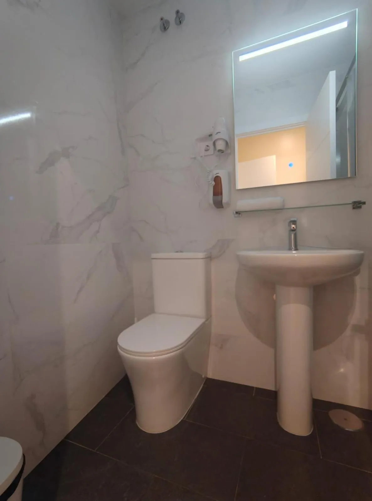 Shower in Hostal JQ Madrid 1