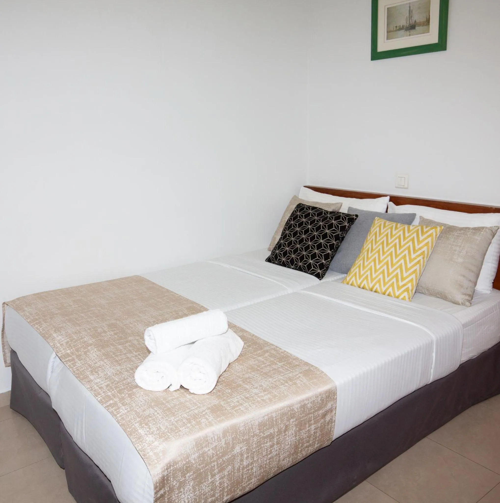 Photo of the whole room, Bed in Motel Aviv