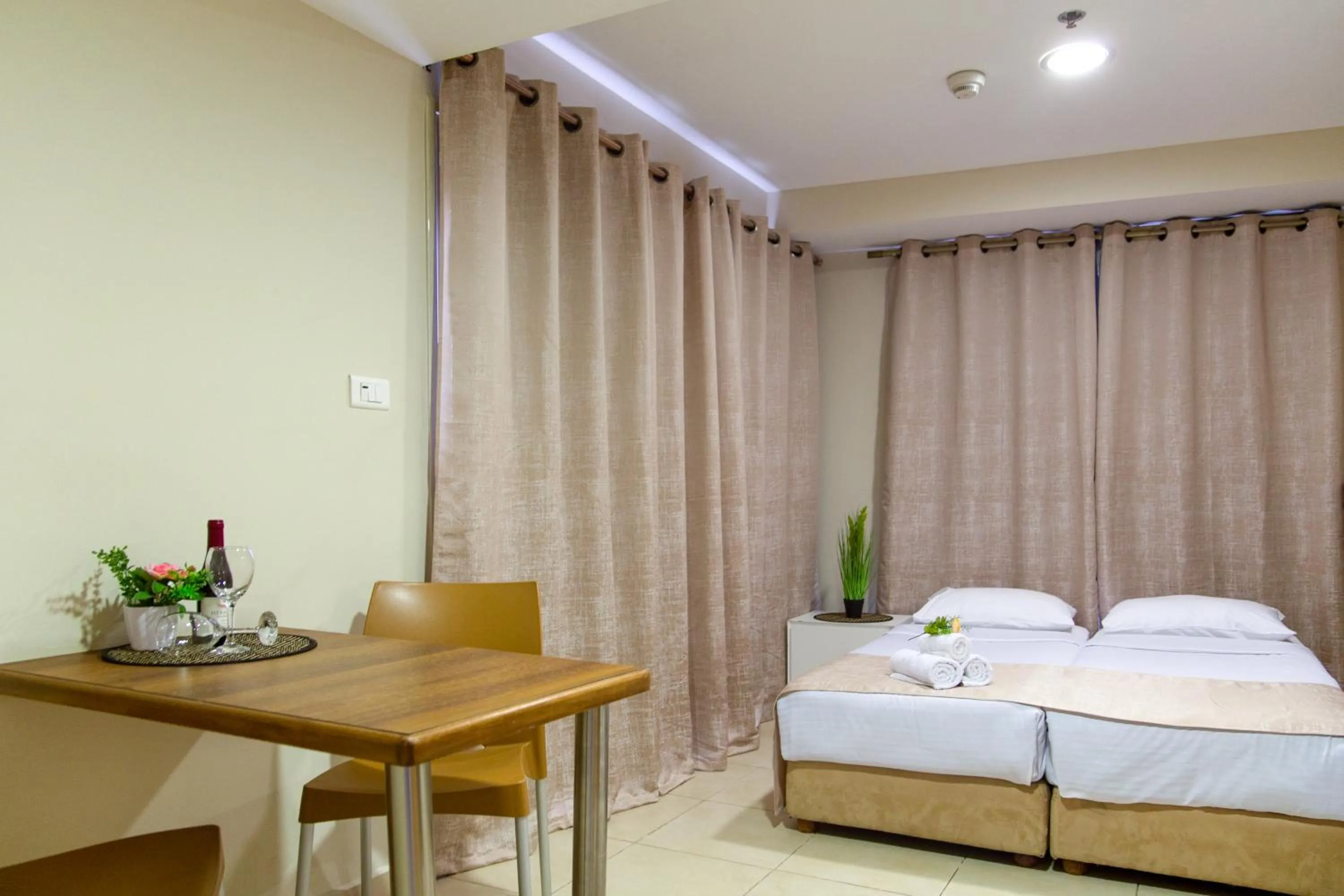 Living room, Bed in Motel Aviv