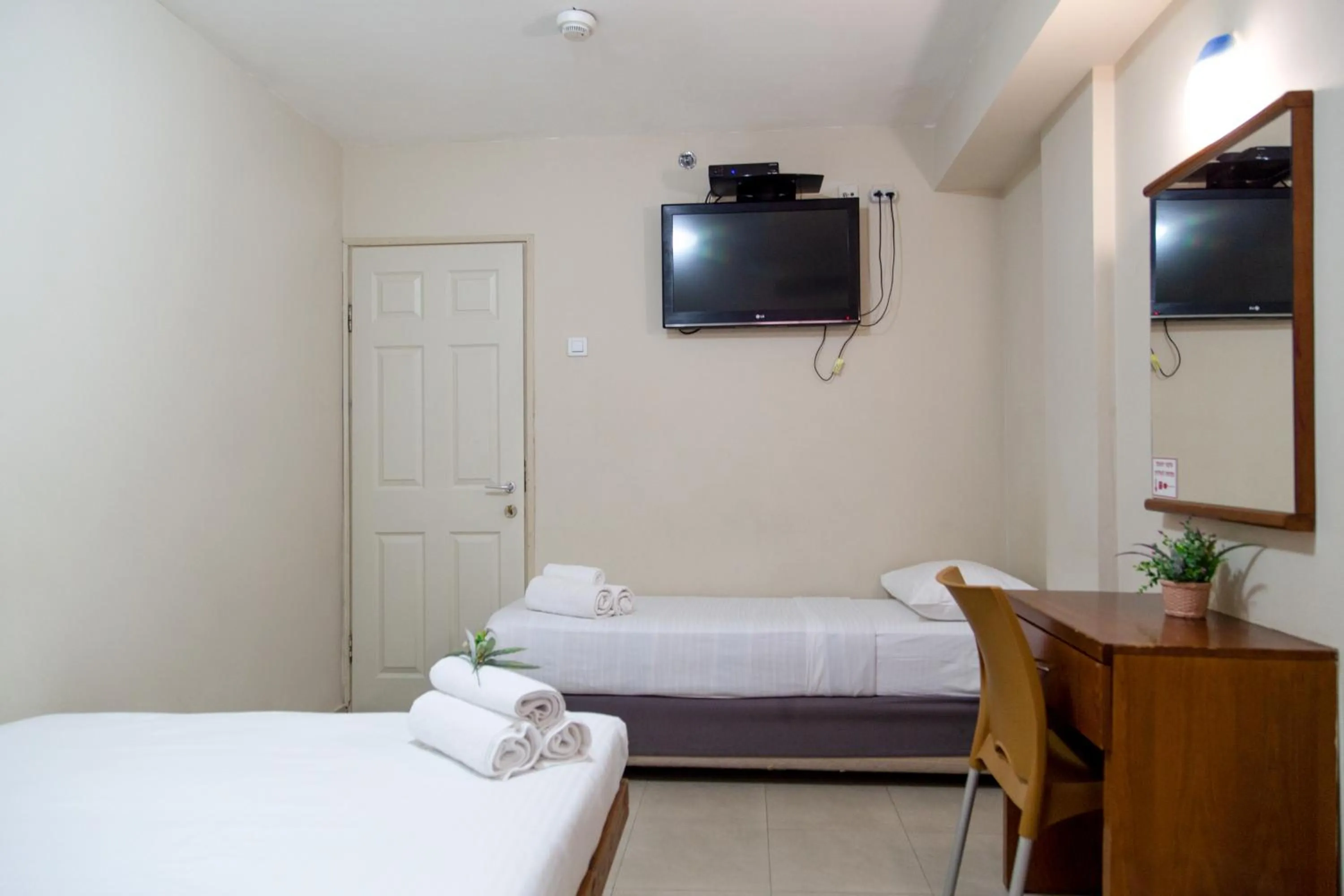 Photo of the whole room, Bed in Motel Aviv