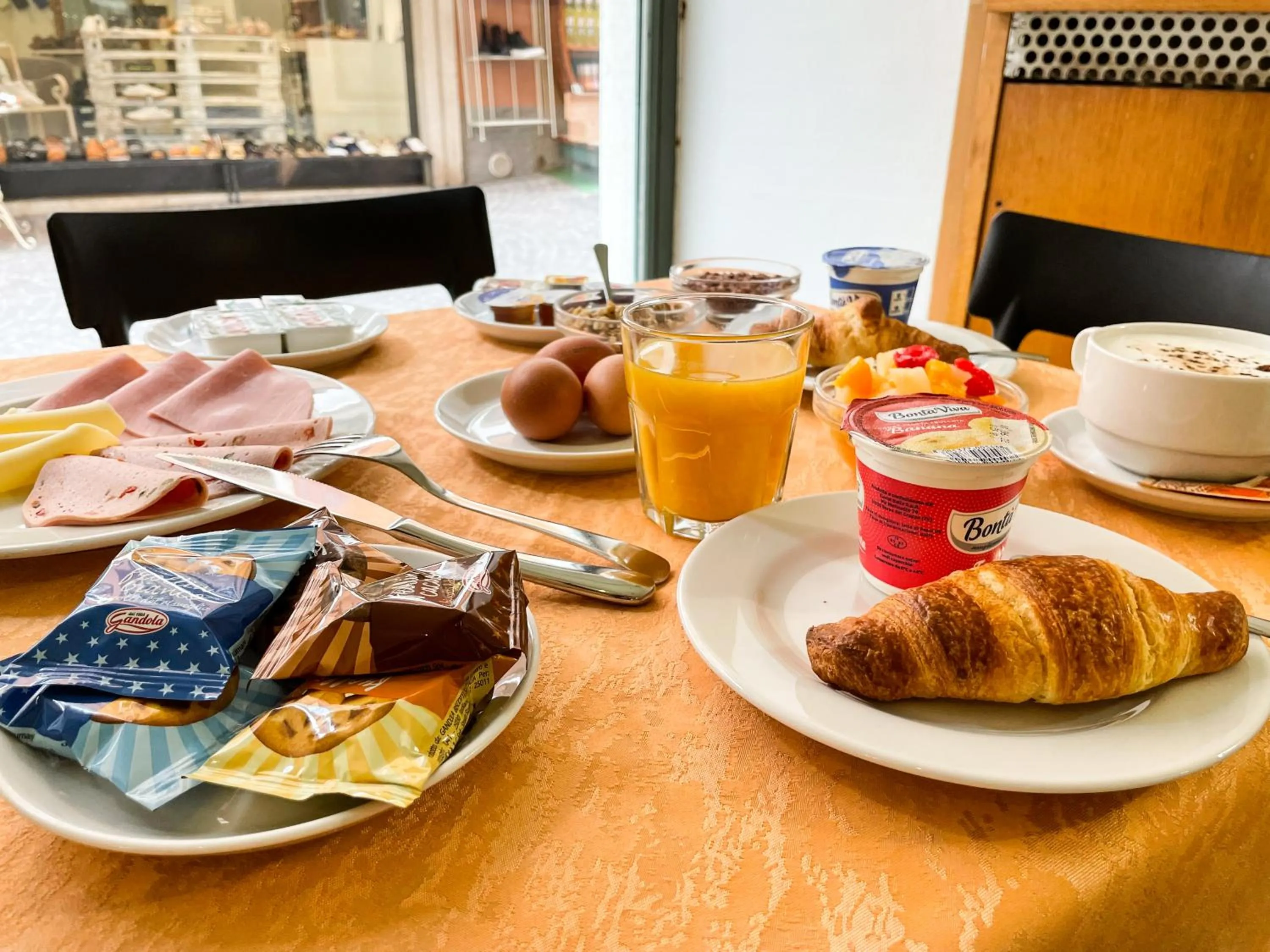 Breakfast in Hotel Modena old town