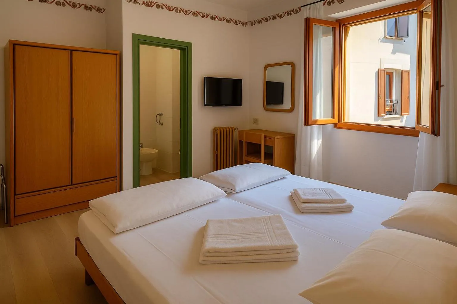 Bedroom, Bed in Hotel Modena old town