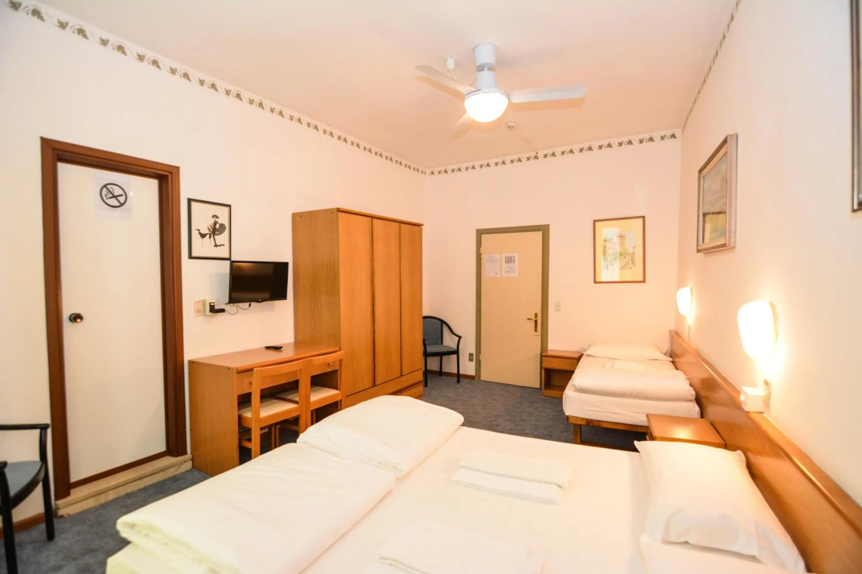 Bedroom, Bed in Hotel Modena old town