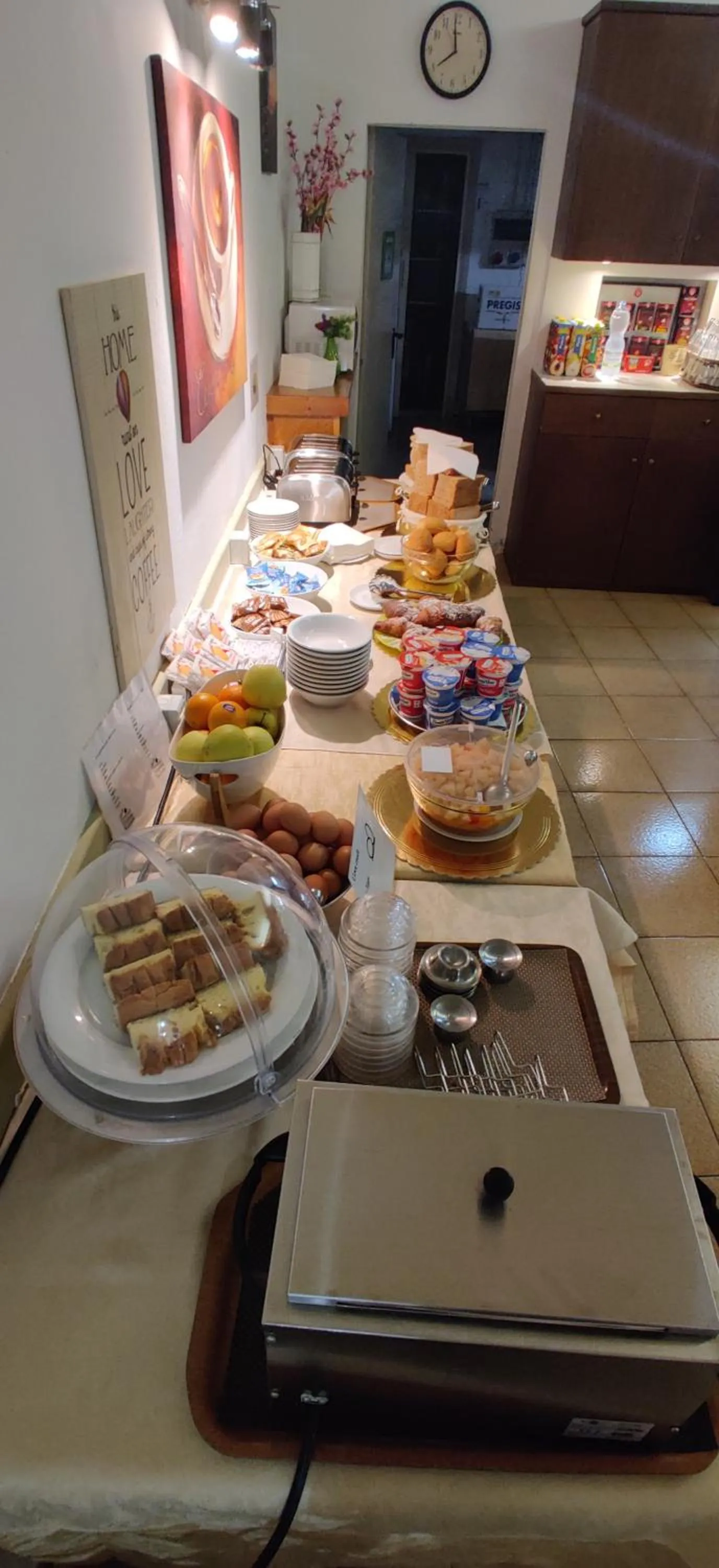 Breakfast in Hotel Modena old town