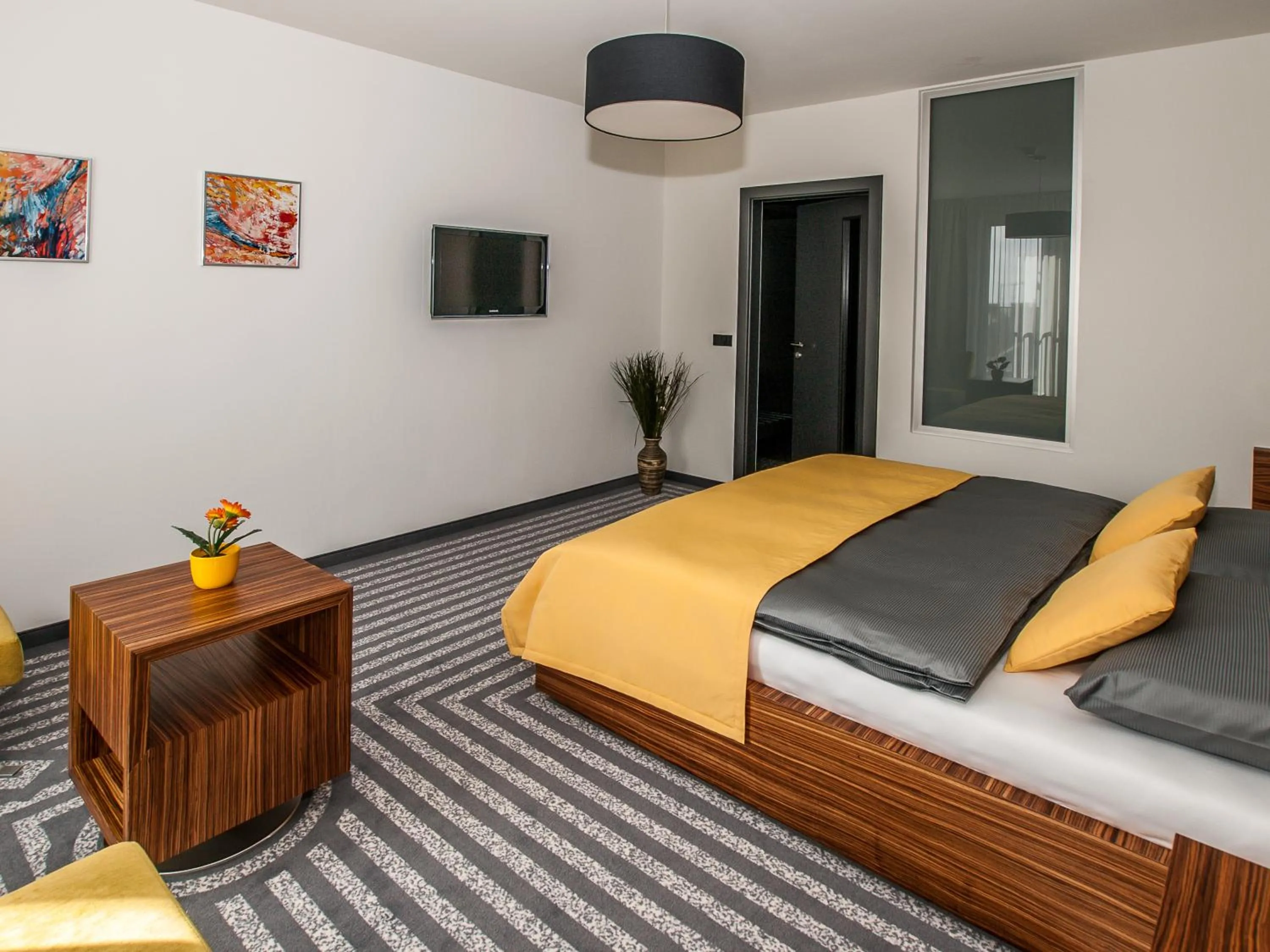 Photo of the whole room, Bed in Hotel 99