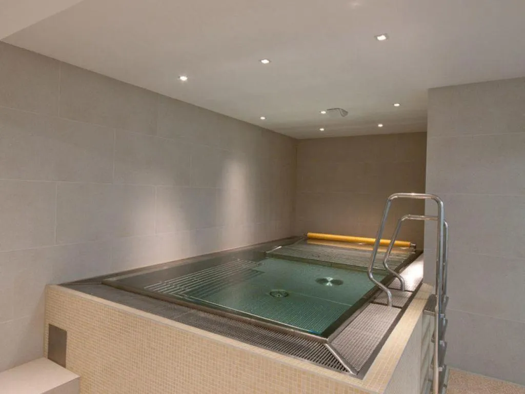 Swimming pool in Hotel 99