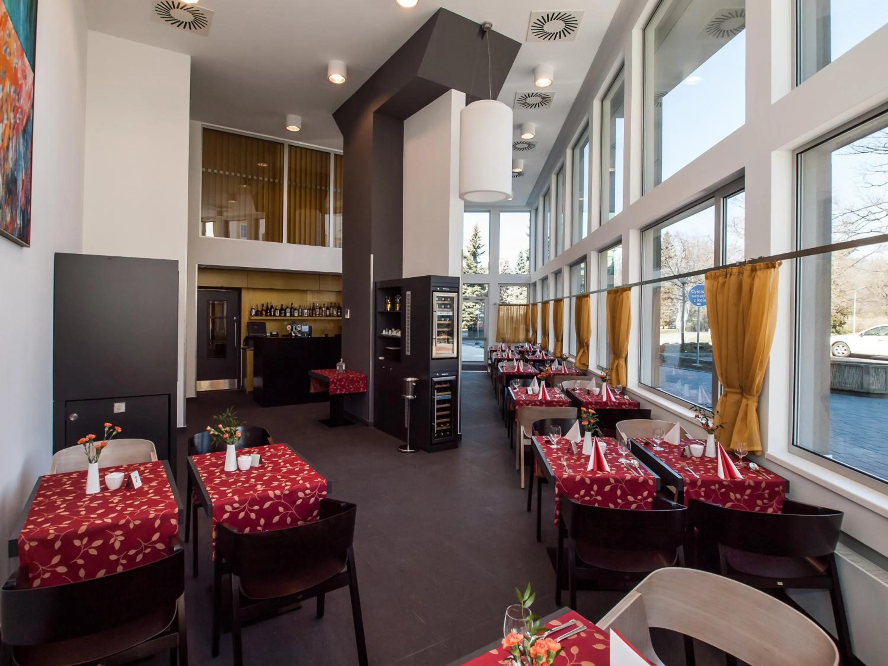 Restaurant/places to eat in Hotel 99