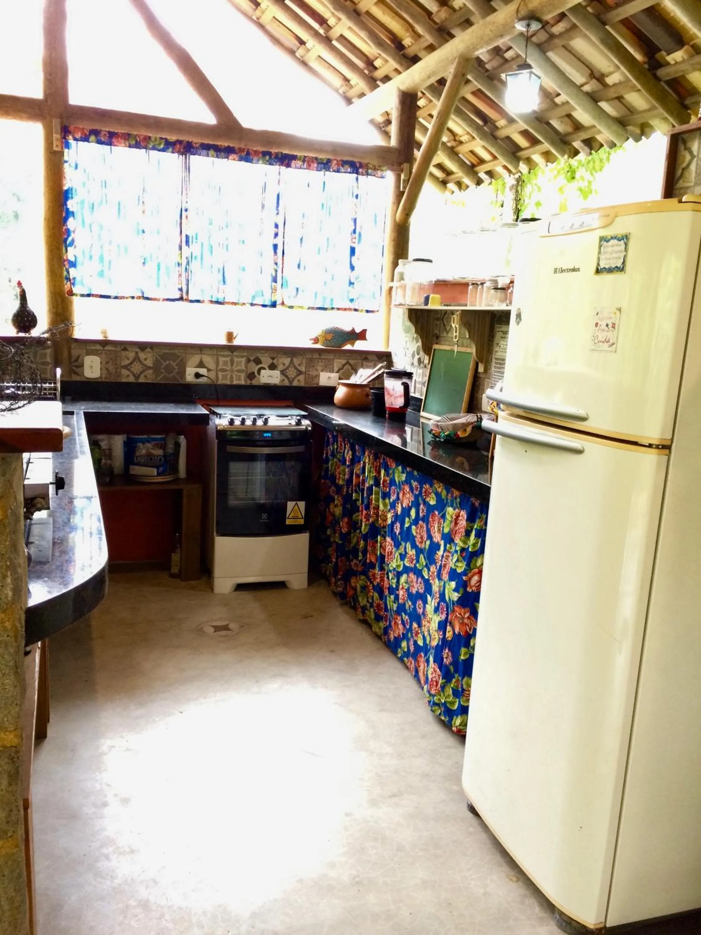 Communal kitchen in Eco Chalés Caminho das Águas