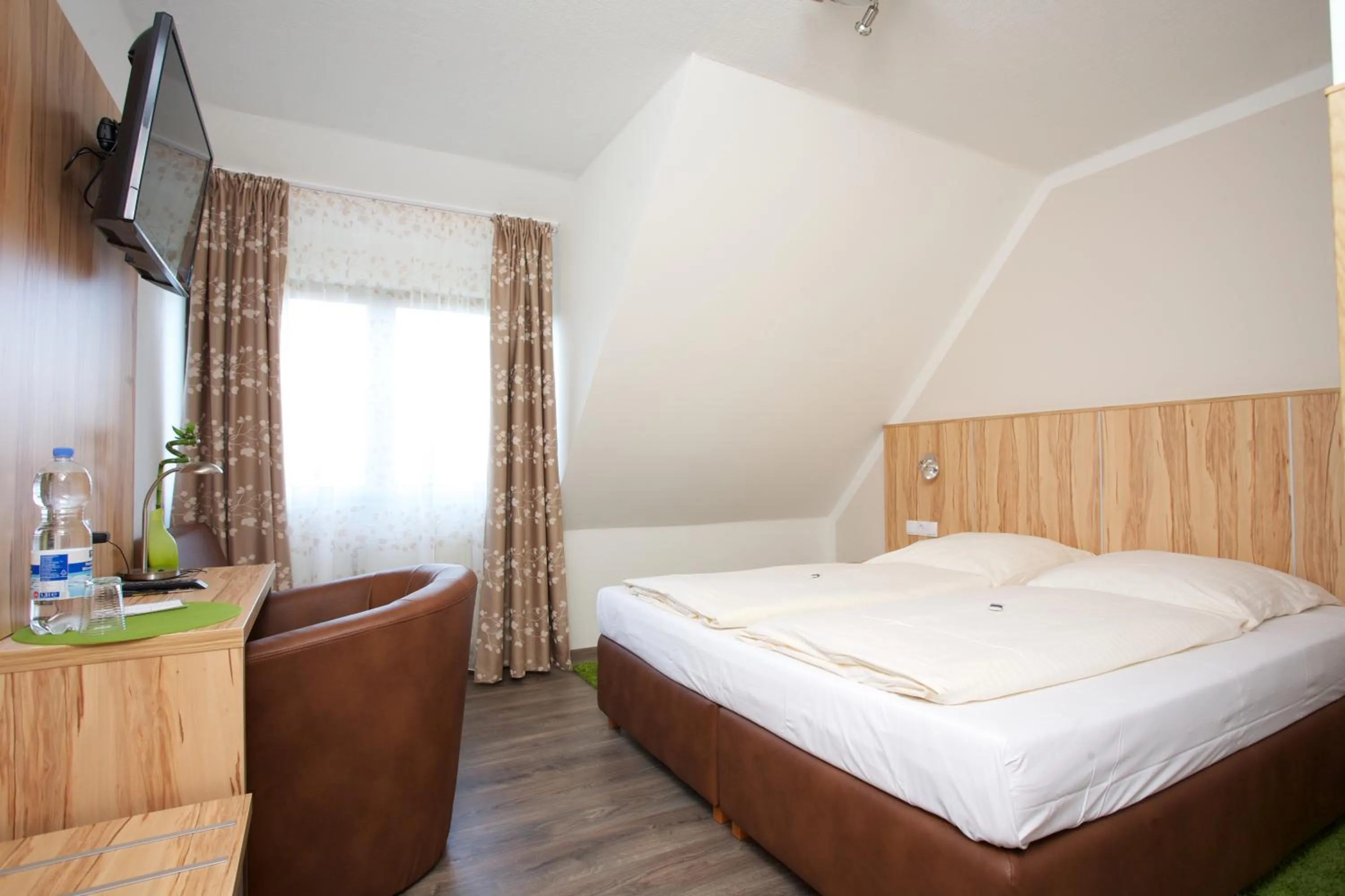 Photo of the whole room, Bed in Hotel Reinhardtshof Garni