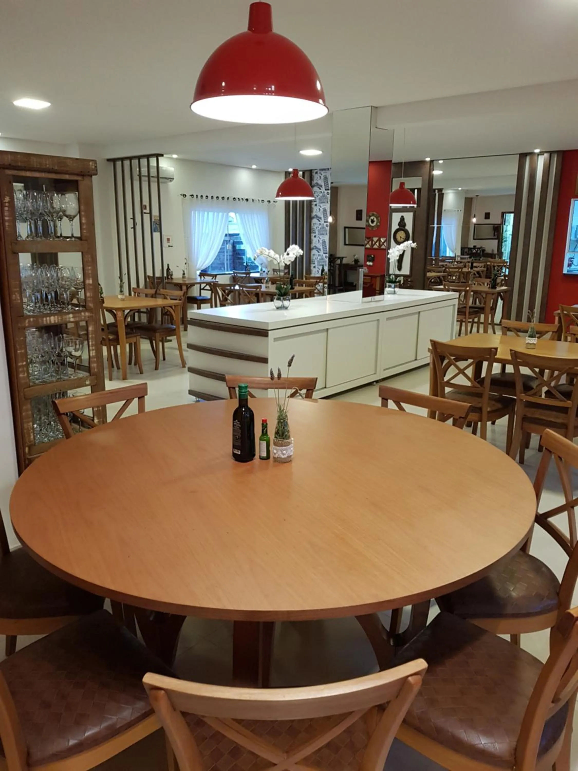 Restaurant/places to eat in Hotel Prime Executive