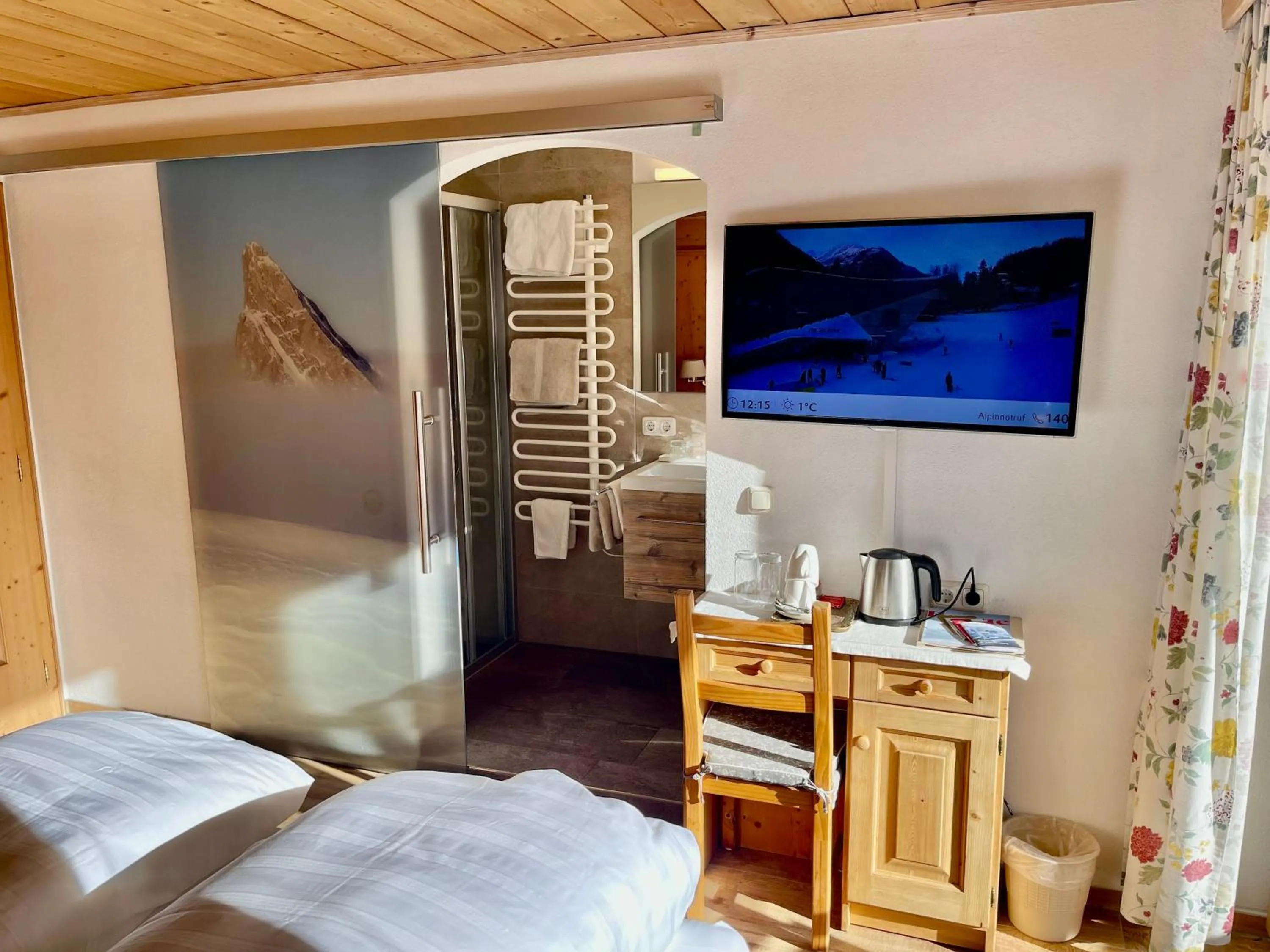 Shower, Bed in Alkira