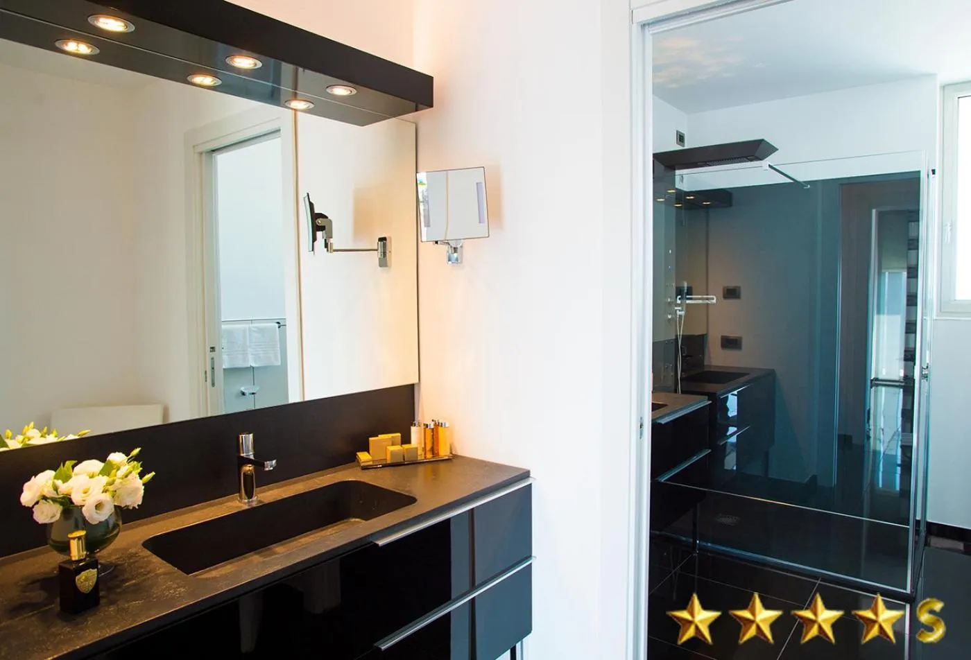 Shower in Hotel Rossini 4S