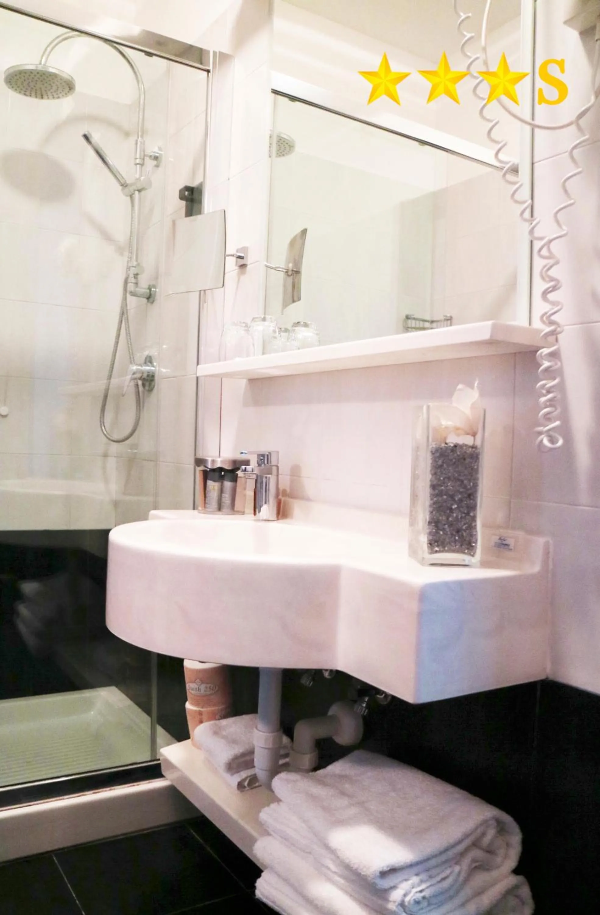 Shower in Hotel Rossini 4S