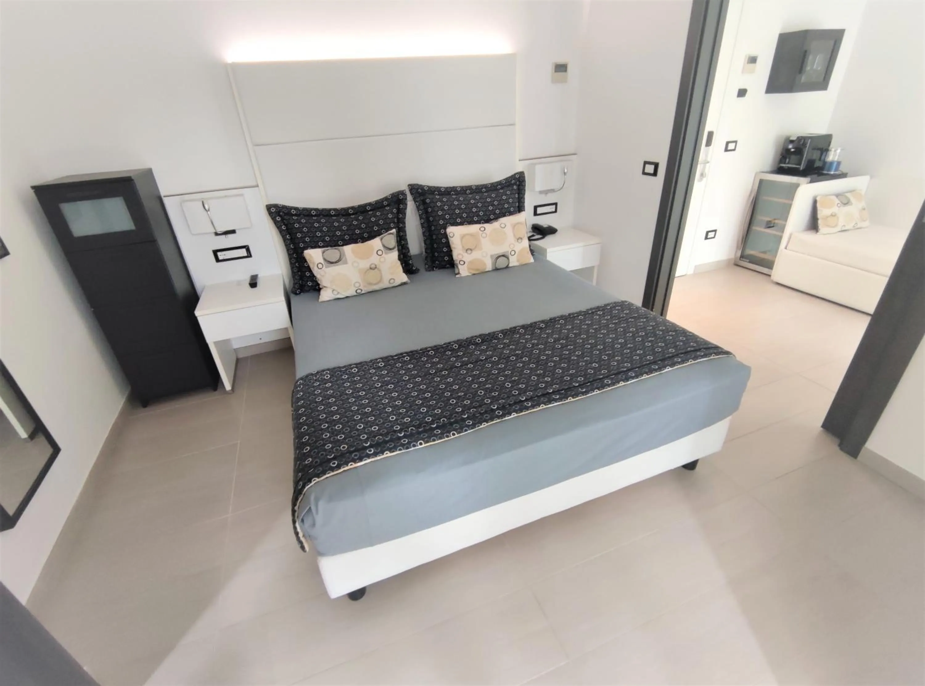 Coffee/tea facilities, Bed in Hotel Rossini 4S